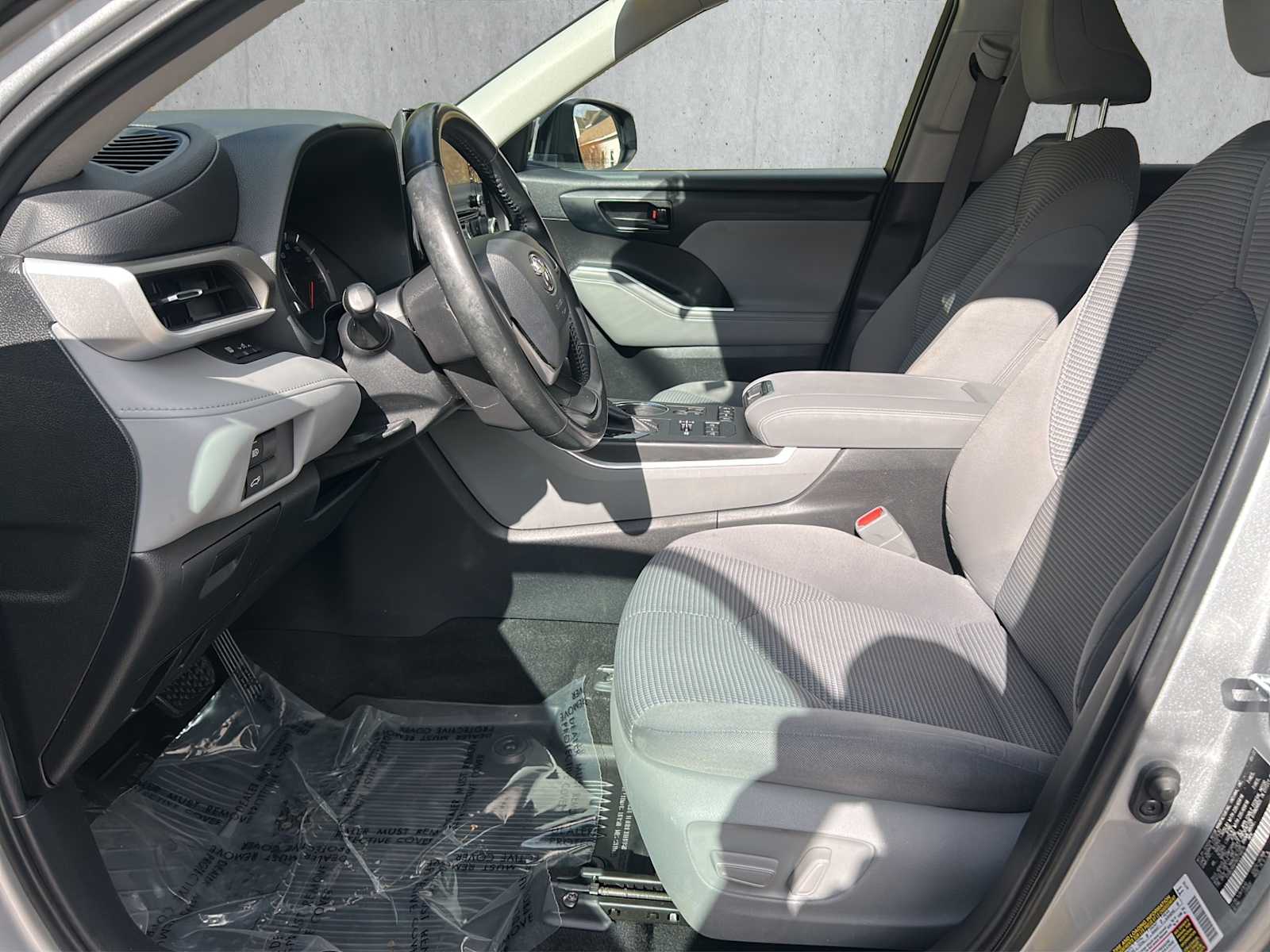 2022 Toyota Highlander LE - Photo 10