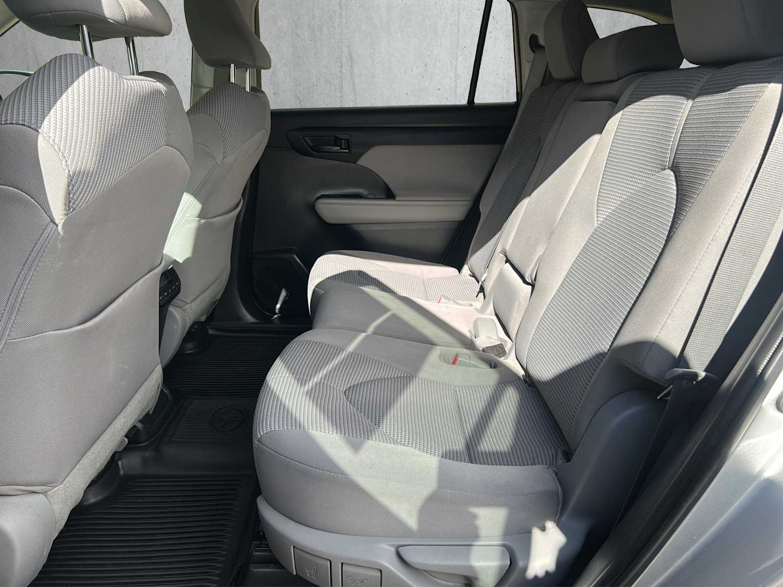 2022 Toyota Highlander LE - Photo 19