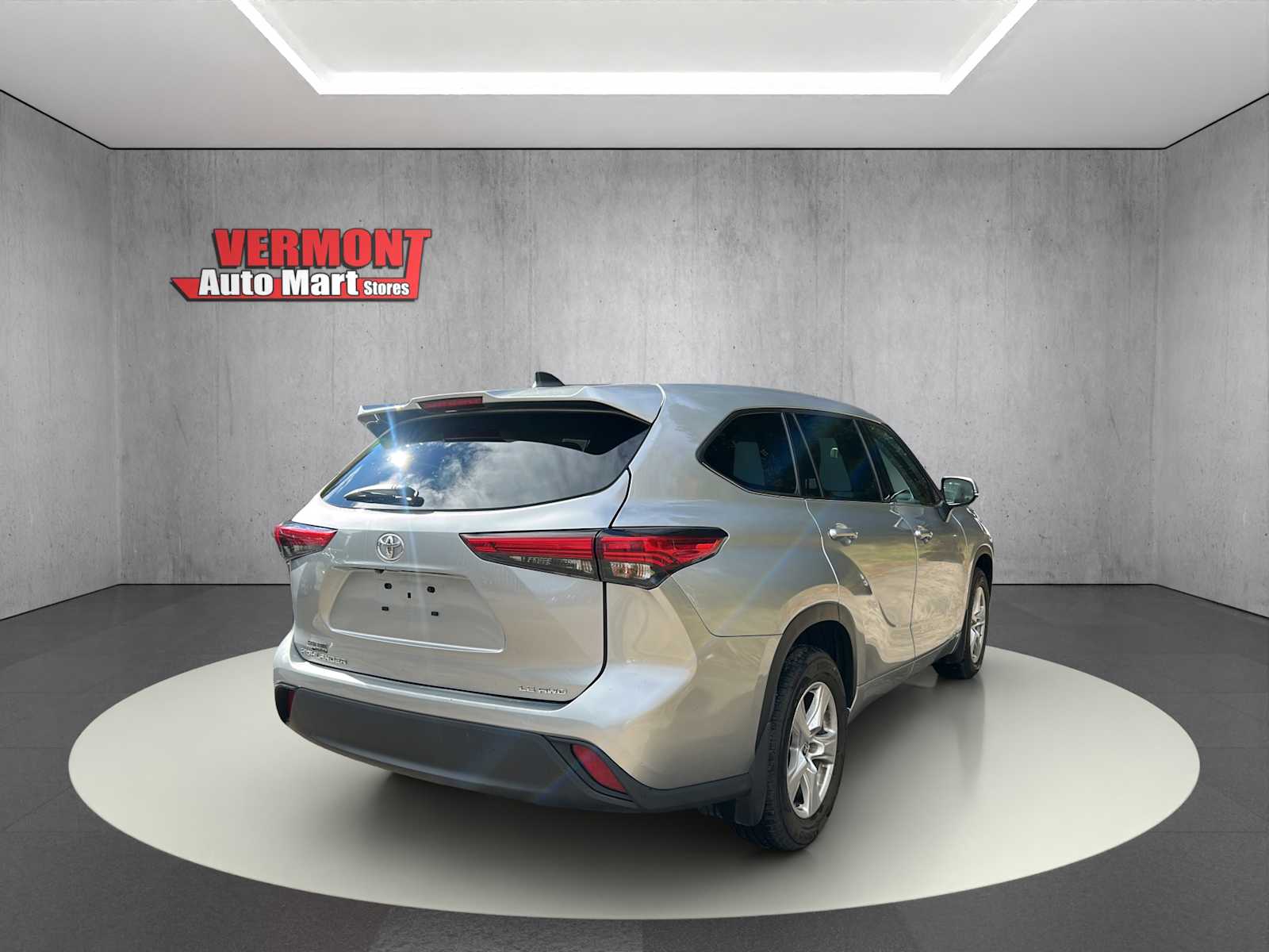 2022 Toyota Highlander LE - Photo 7