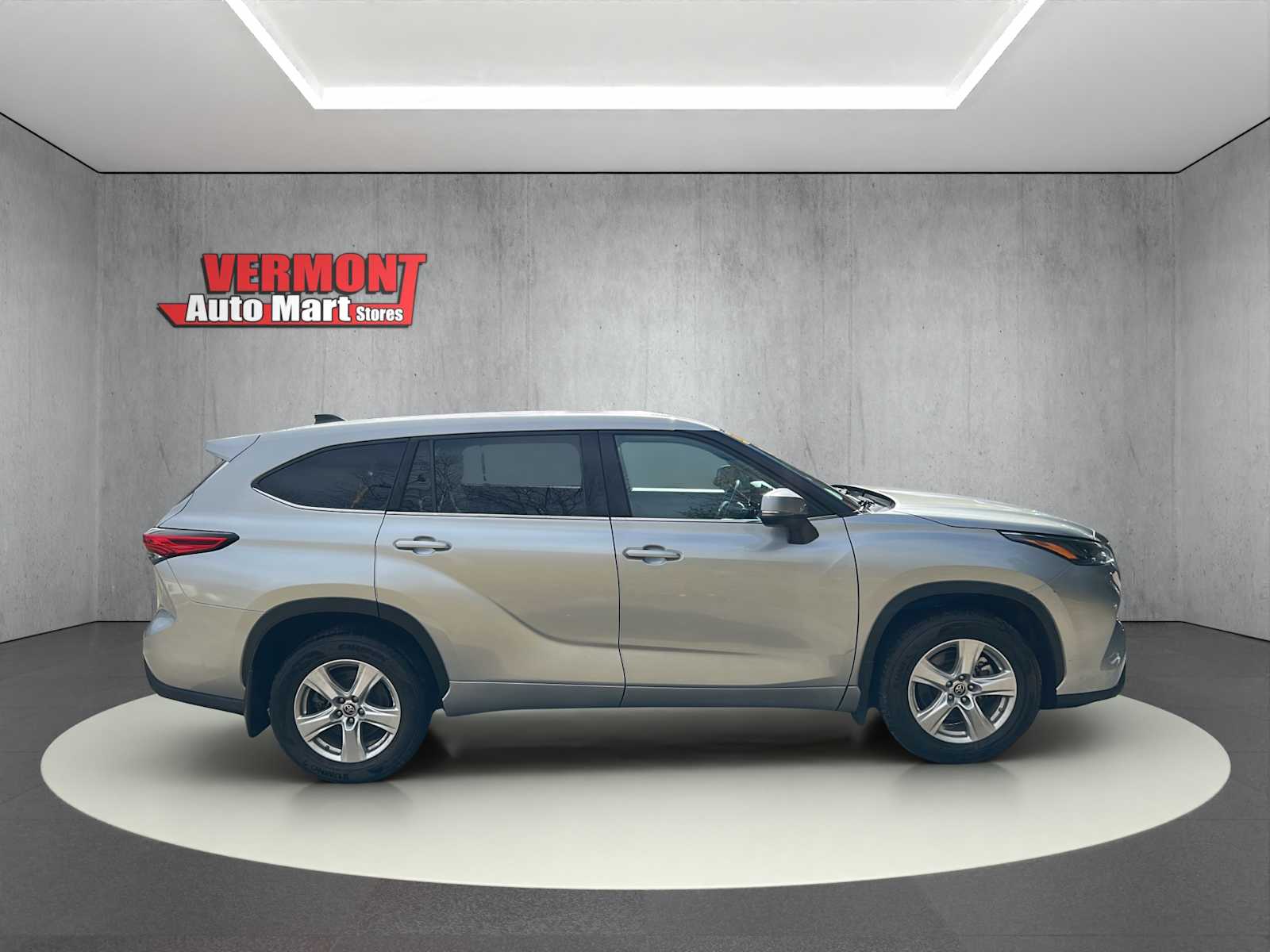 2022 Toyota Highlander LE - Photo 8