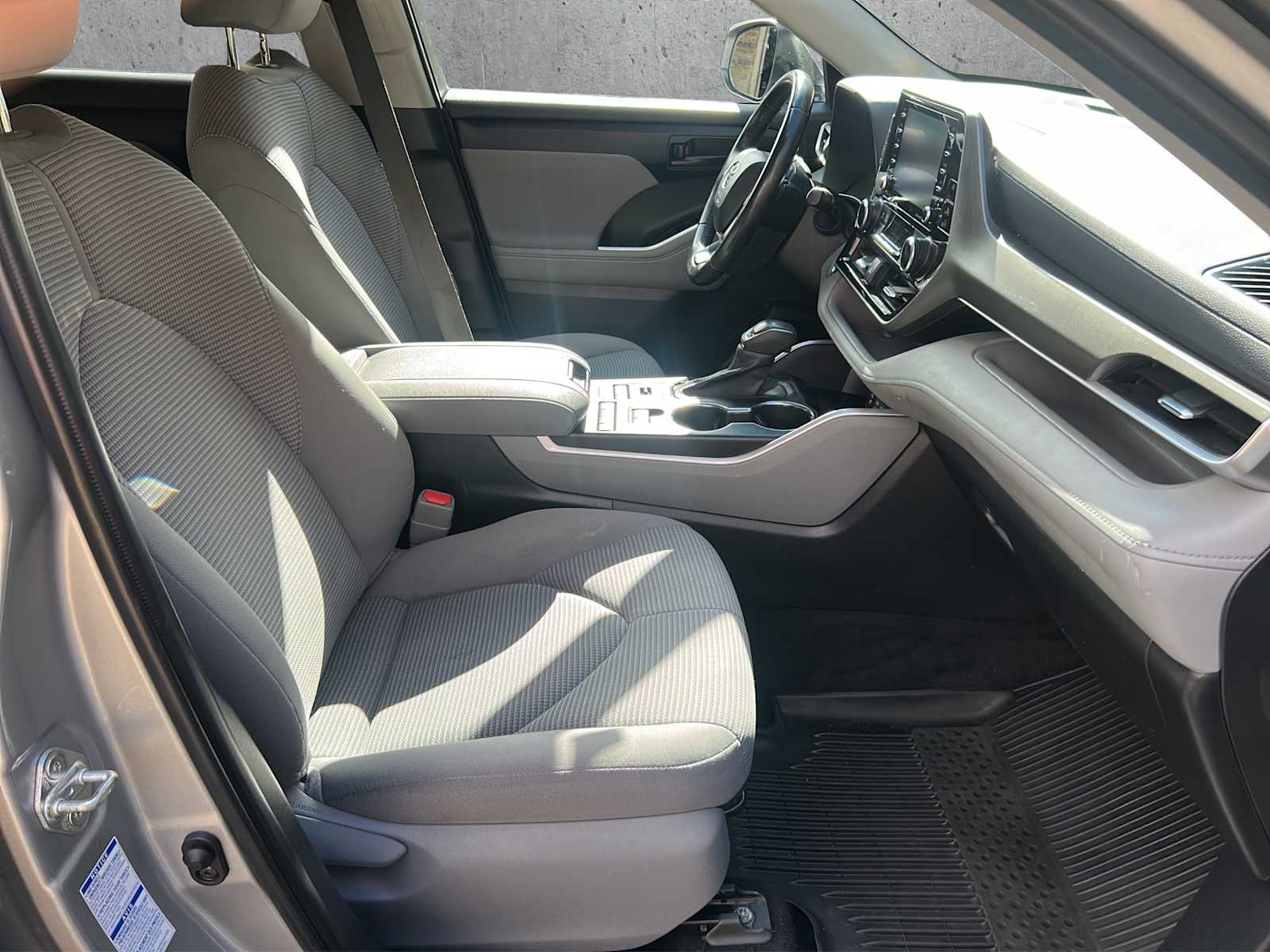 2022 Toyota Highlander LE - Photo 21