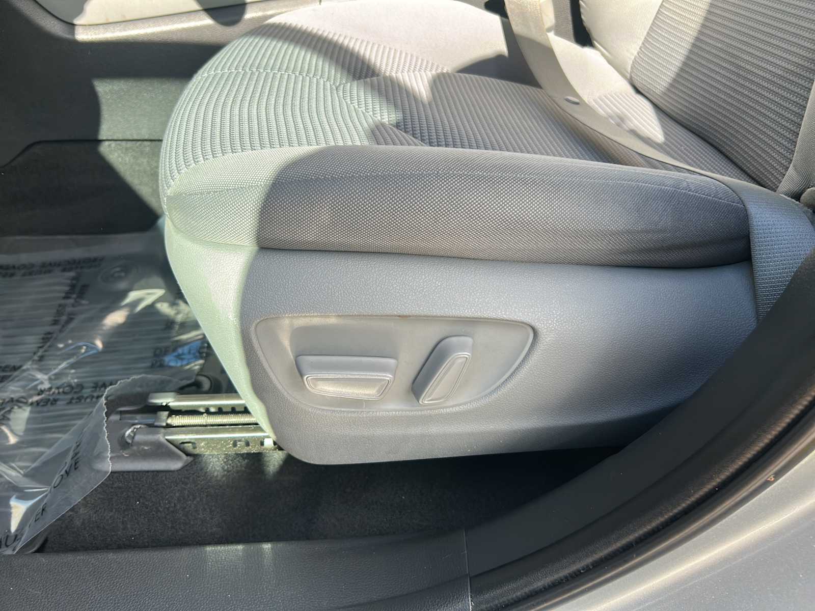 2022 Toyota Highlander LE - Photo 17