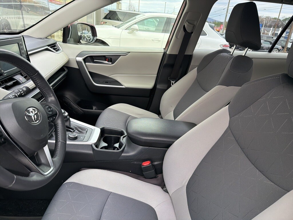 2020 Toyota RAV4 Hybrid XLE photo 2