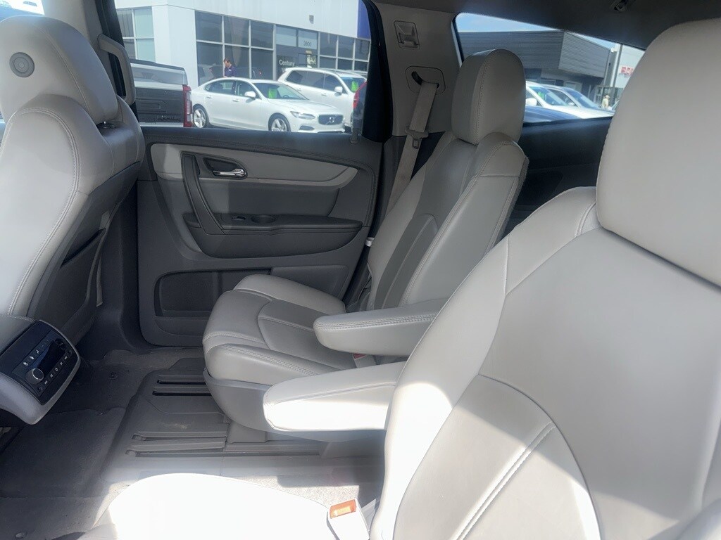 2014 Chevrolet Traverse 2LT photo 2