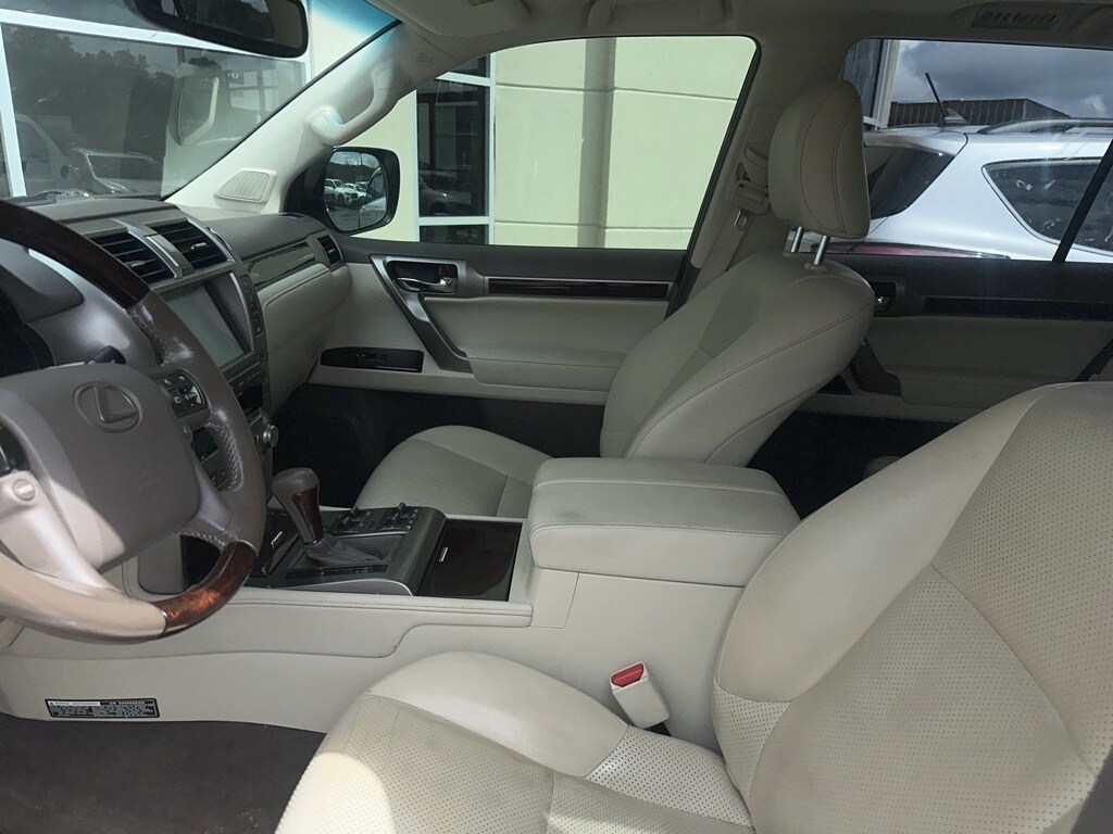 2017 Lexus GX 460 Luxury photo 2
