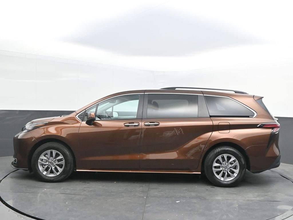 Used 2022 Toyota Sienna XLE Minivan/Van