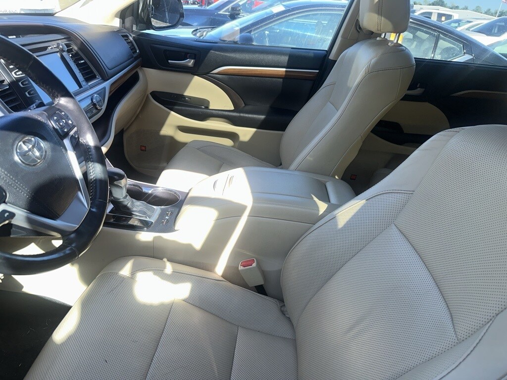 2017 Toyota Highlander Limited photo 2