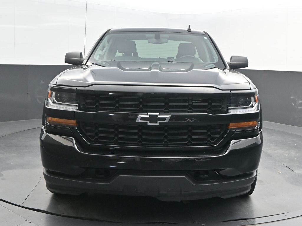2019 Chevrolet Silverado 1500 Custom photo 2