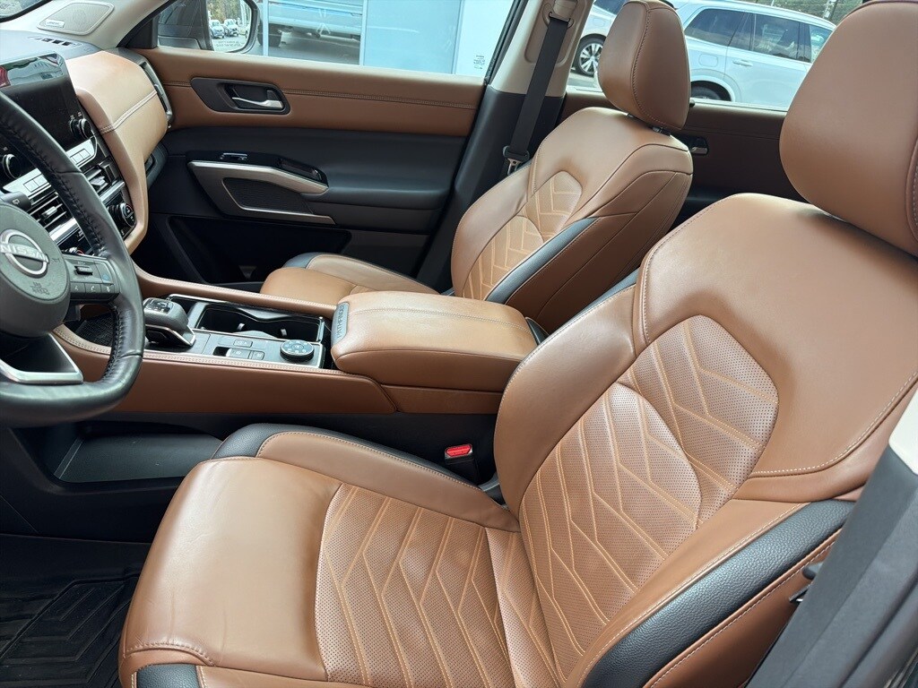 2023 Nissan Pathfinder Platinum photo 2