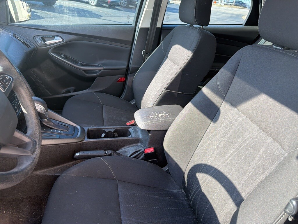 2017 Ford Focus SEL photo 2