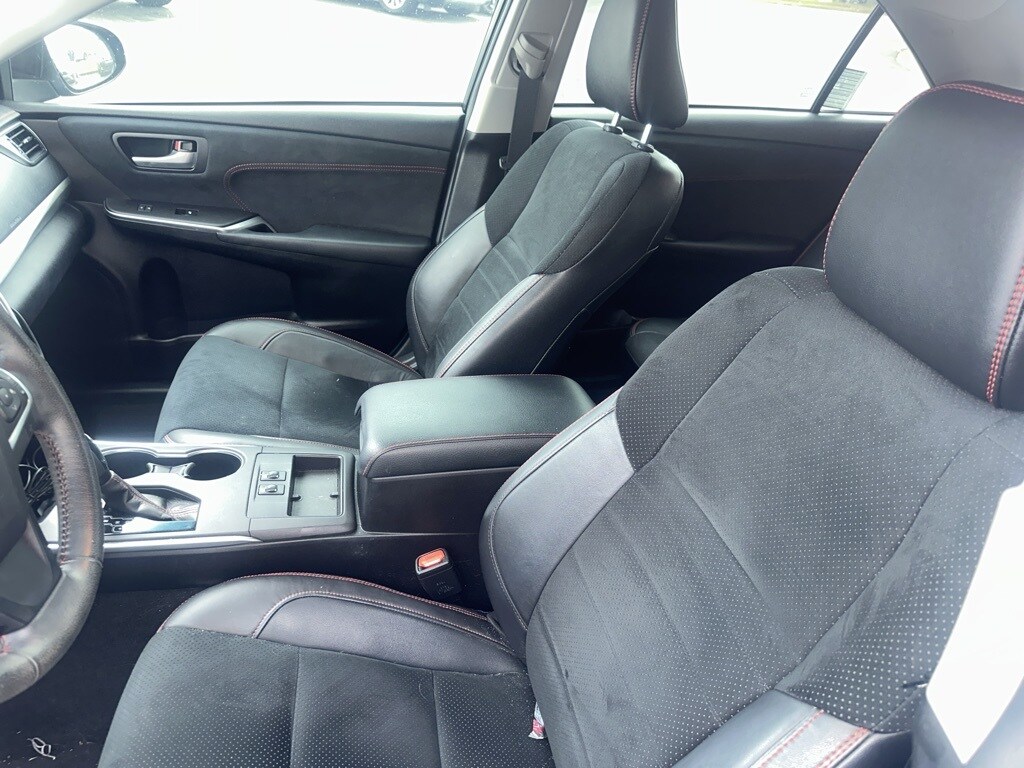 2017 Toyota Camry XSE photo 3