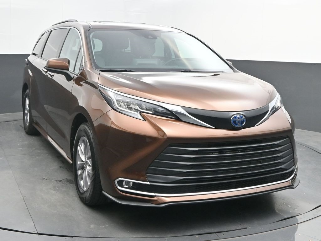 Used 2022 Toyota Sienna XLE Minivan/Van
