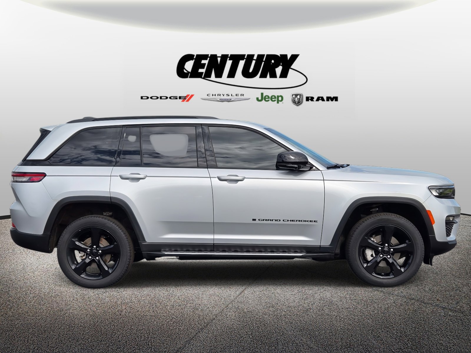 Used 2024 Jeep Grand Cherokee Limited with VIN 1C4RJHBG6RC679507 for sale in Wentzville, MO