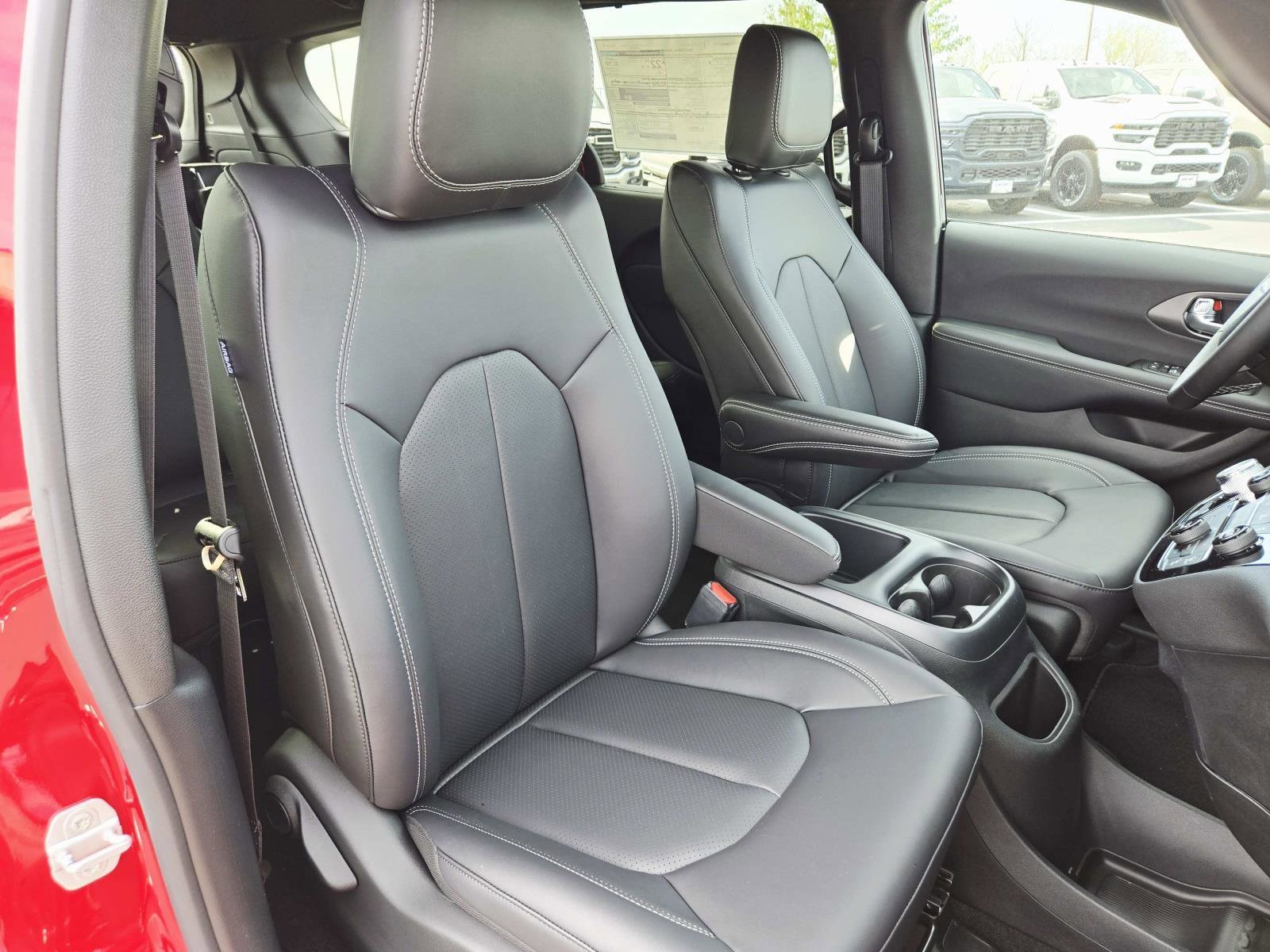 2026 Chrysler Pacifica Select - Photo 17