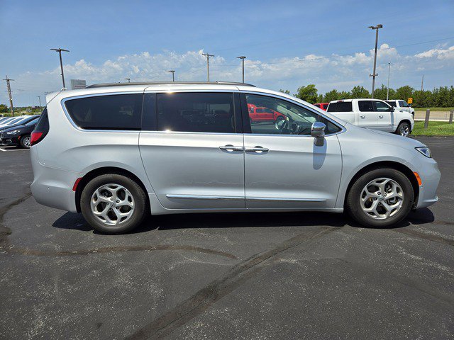 Used 2022 Chrysler Pacifica Limited with VIN 2C4RC1GG2NR230613 for sale in Wentzville, MO