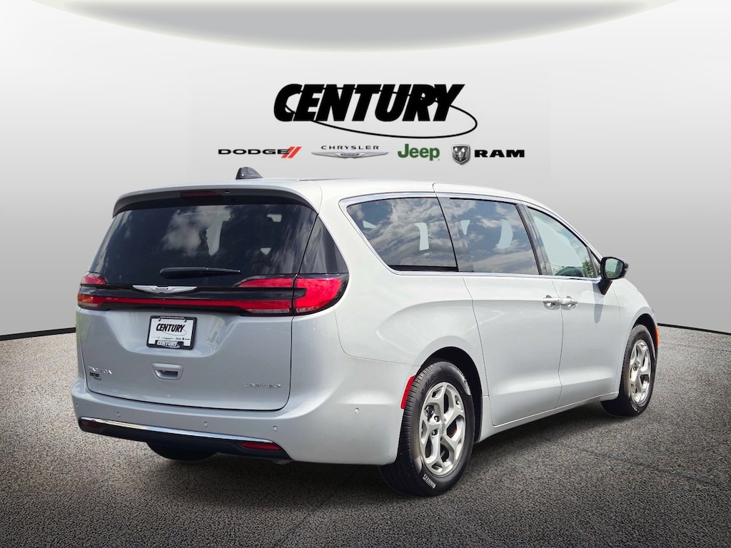Used 2024 Chrysler Pacifica Limited Limited FWD