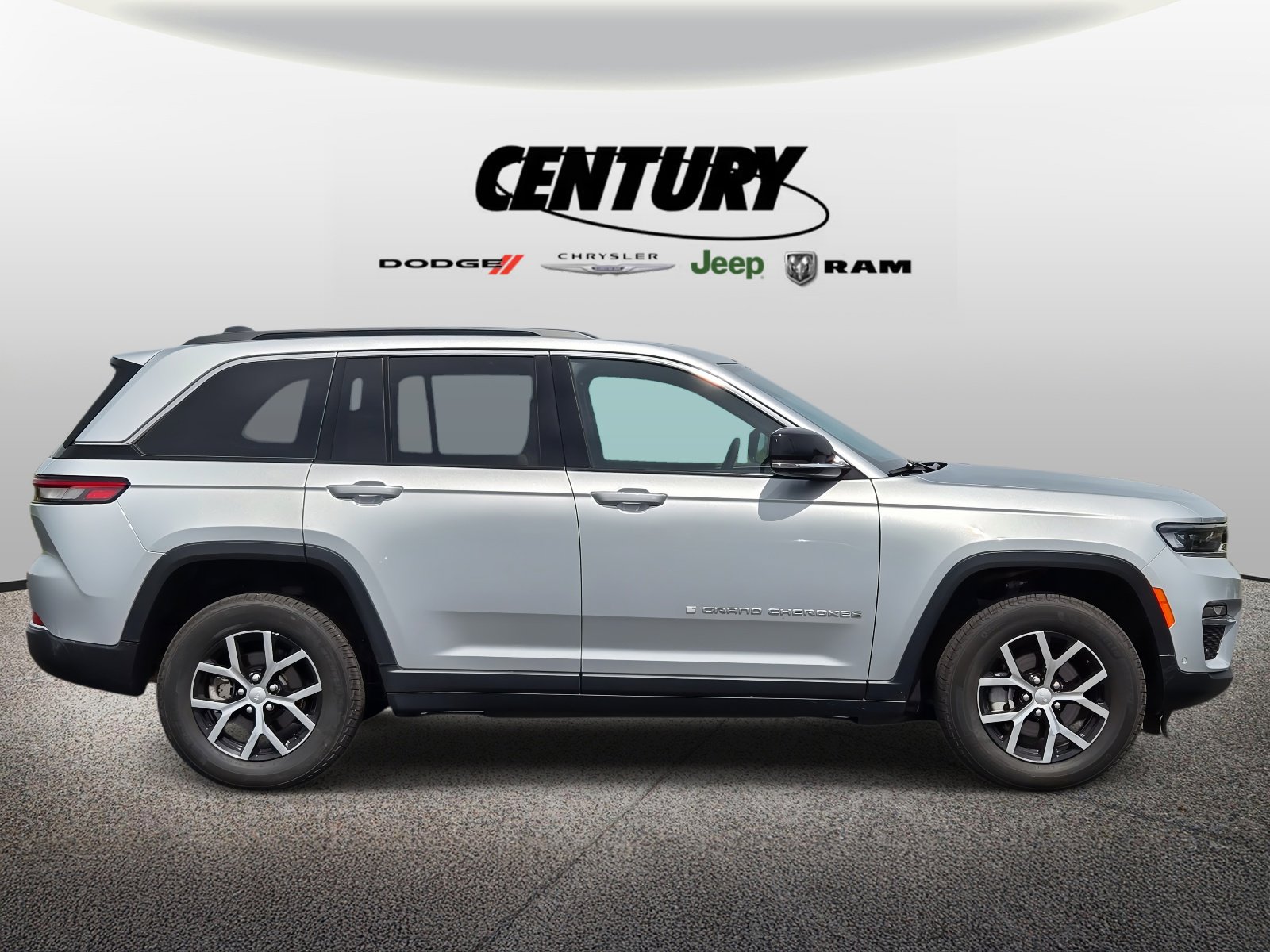 Used 2024 Jeep Grand Cherokee Limited with VIN 1C4RJHBGXR8500369 for sale in Wentzville, MO