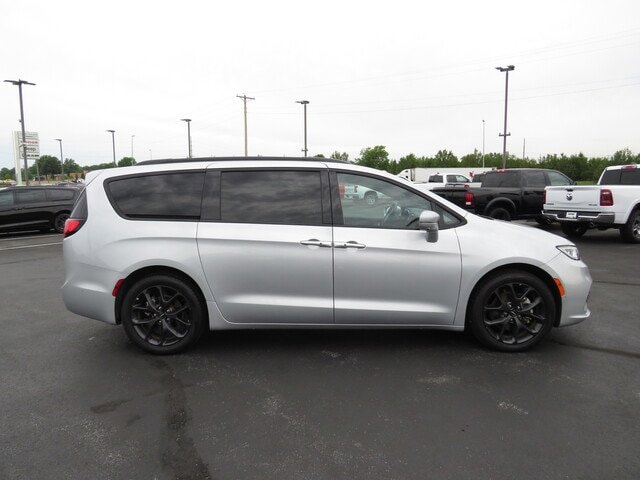 Used 2022 Chrysler Pacifica Limited with VIN 2C4RC1GG8NR172653 for sale in Wentzville, MO