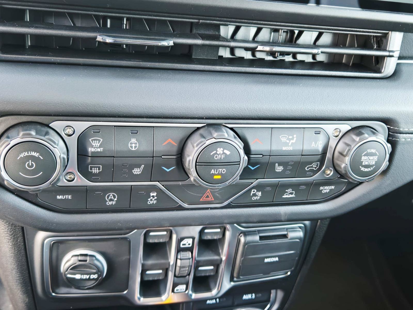 2026 Jeep Wrangler 4-Door Sahara - Photo 31