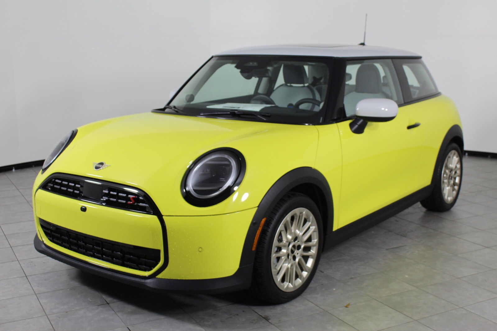 2025 Mini Cooper 2 Door Hardtop Iconic photo 4
