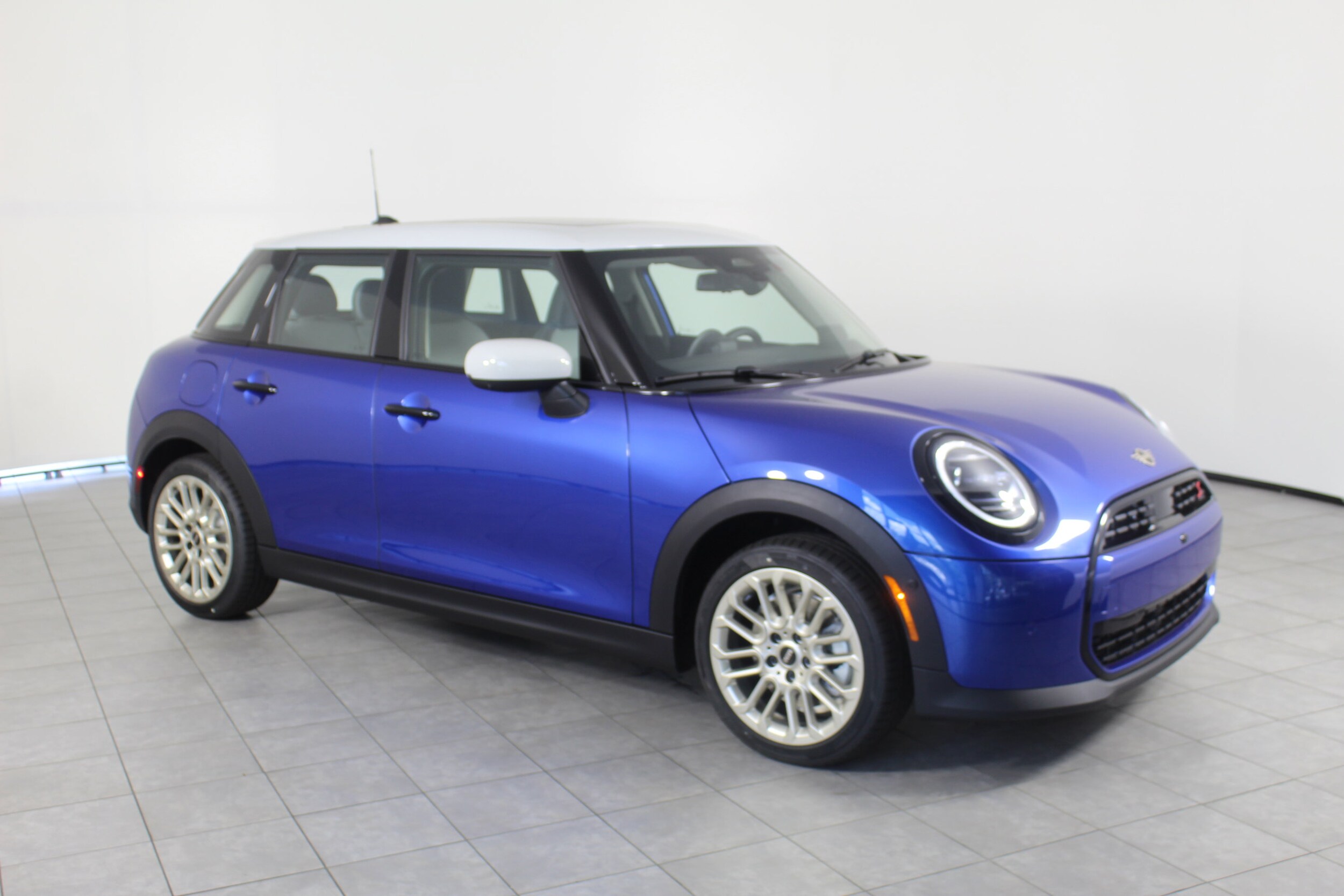 2025 Mini Cooper S Hardtop 4 Door Iconic photo 2