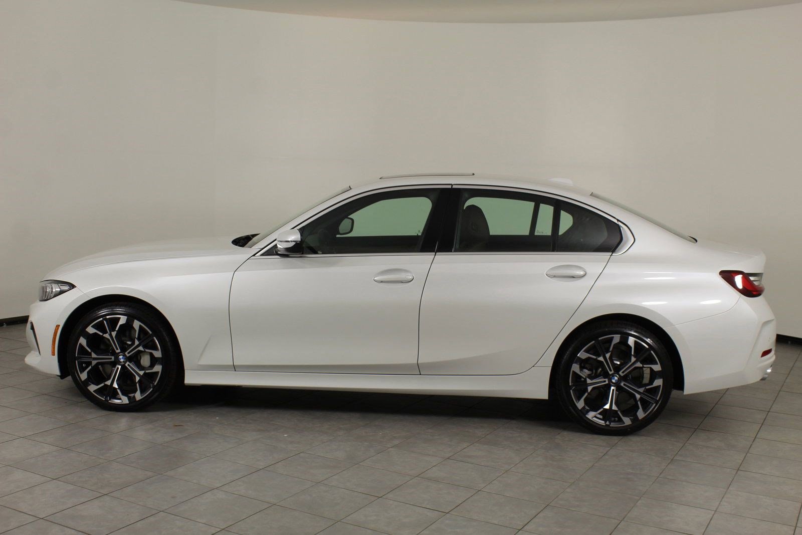 2025 Bmw 330i Sedan photo 2