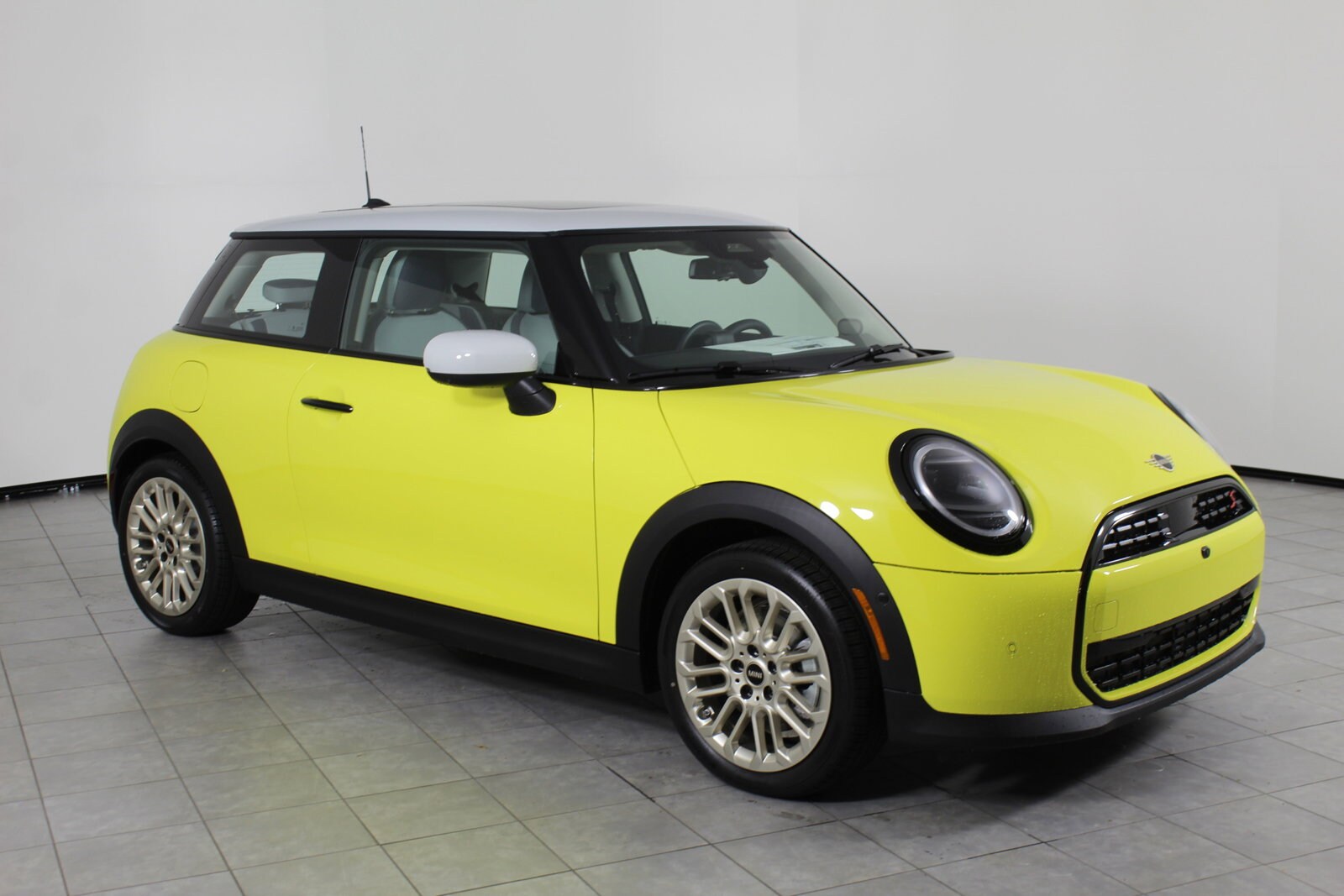 2025 Mini Cooper 2 Door Hardtop Iconic photo 2