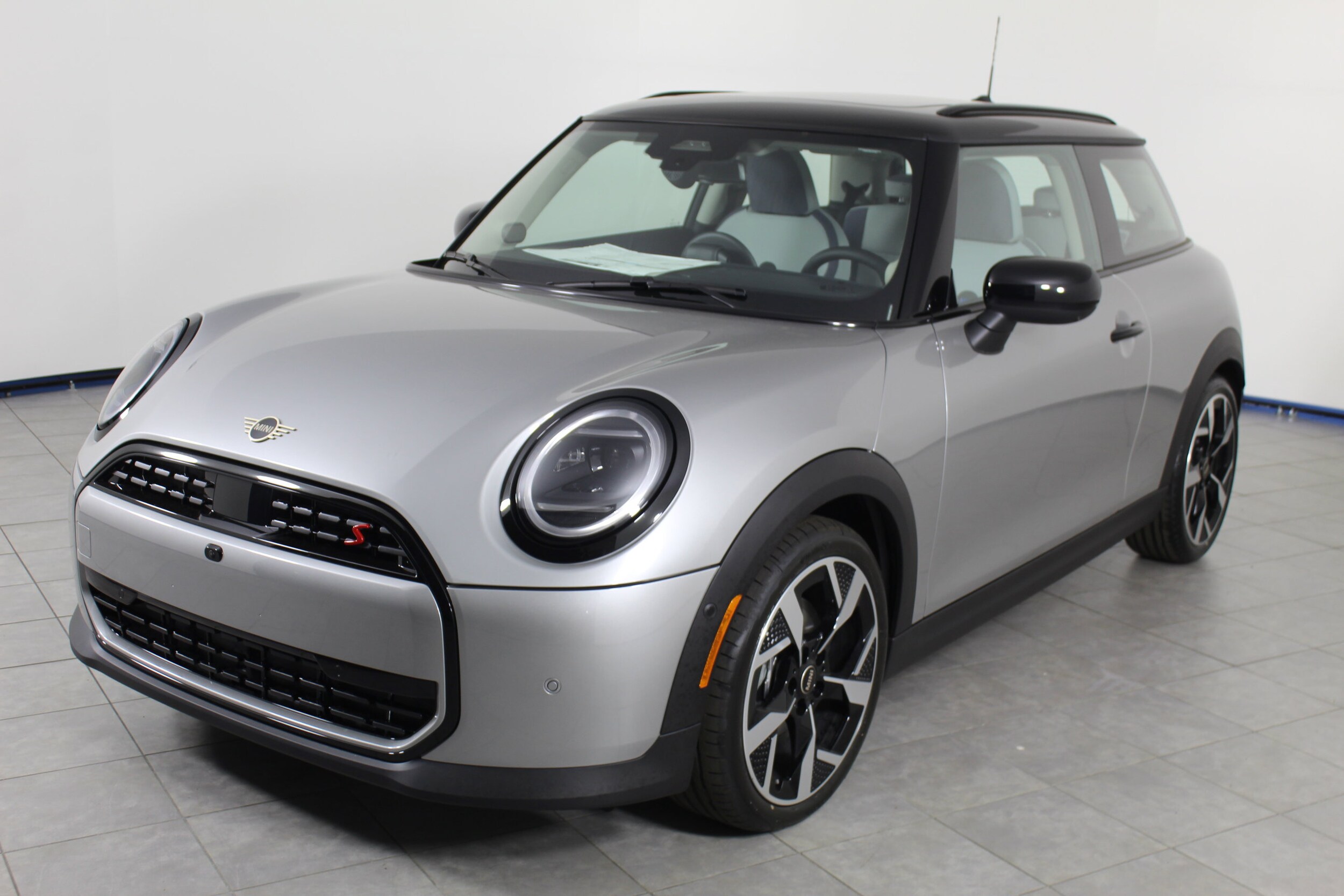 2025 Mini Cooper 2 Door Hardtop Iconic photo 4