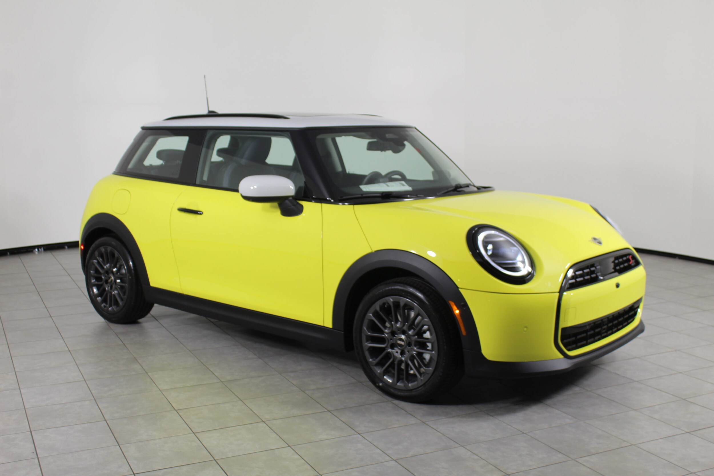 2025 Mini Cooper 2 Door Hardtop Iconic photo 2