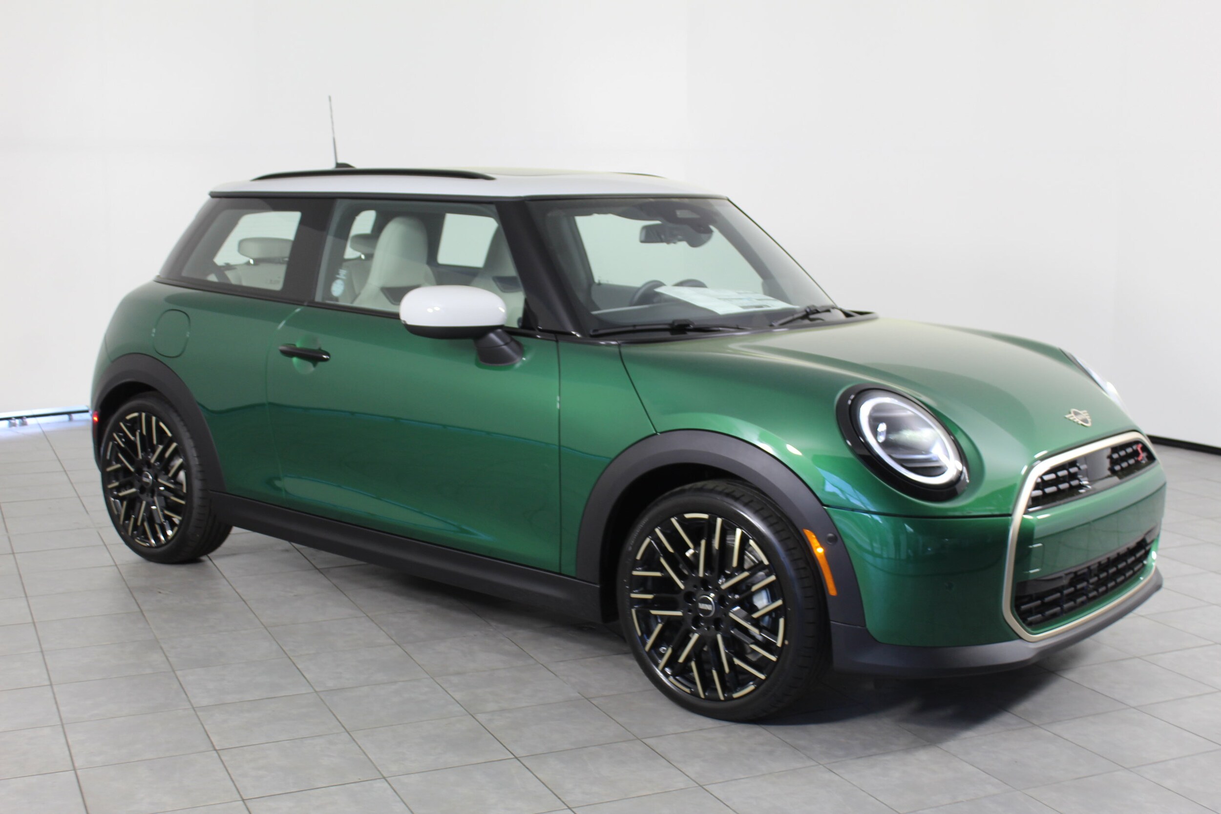 2025 Mini Cooper 2 Door Hardtop Signature photo 2