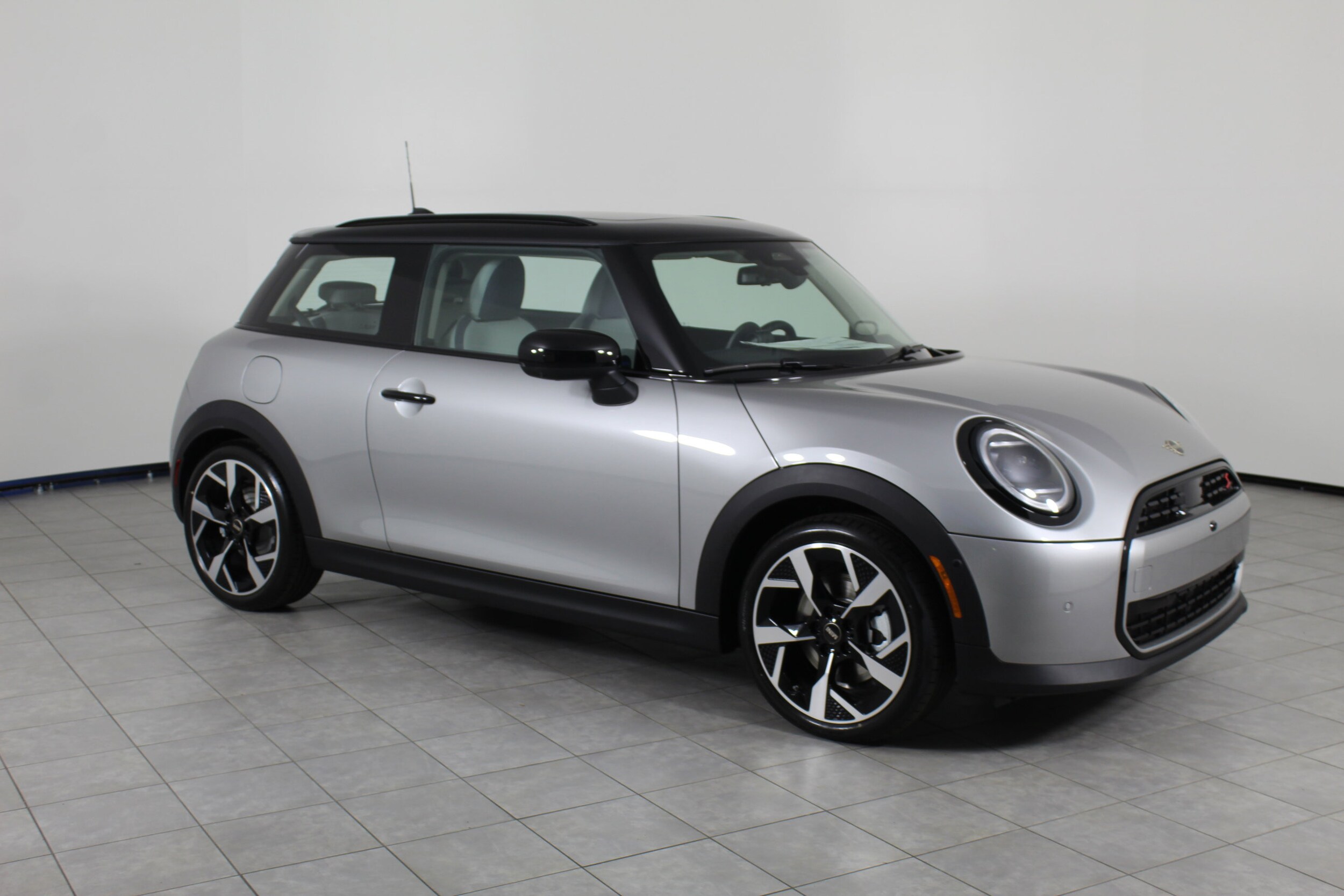 2025 Mini Cooper 2 Door Hardtop Iconic photo 2