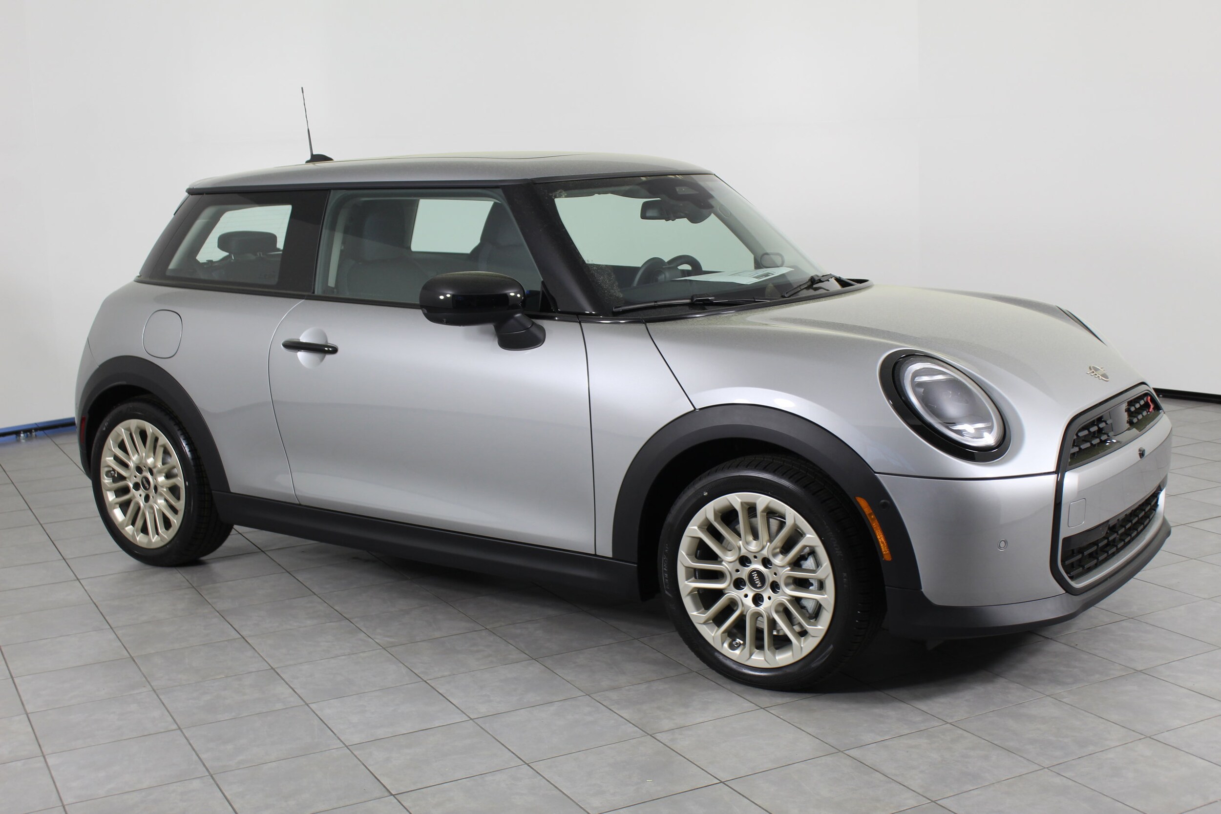 2025 Mini Cooper 2 Door Hardtop Iconic photo 2