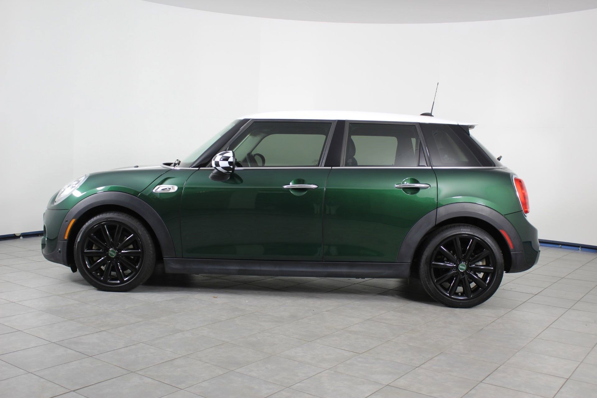 2018 Mini Cooper 4 Door Hardtop S photo 2