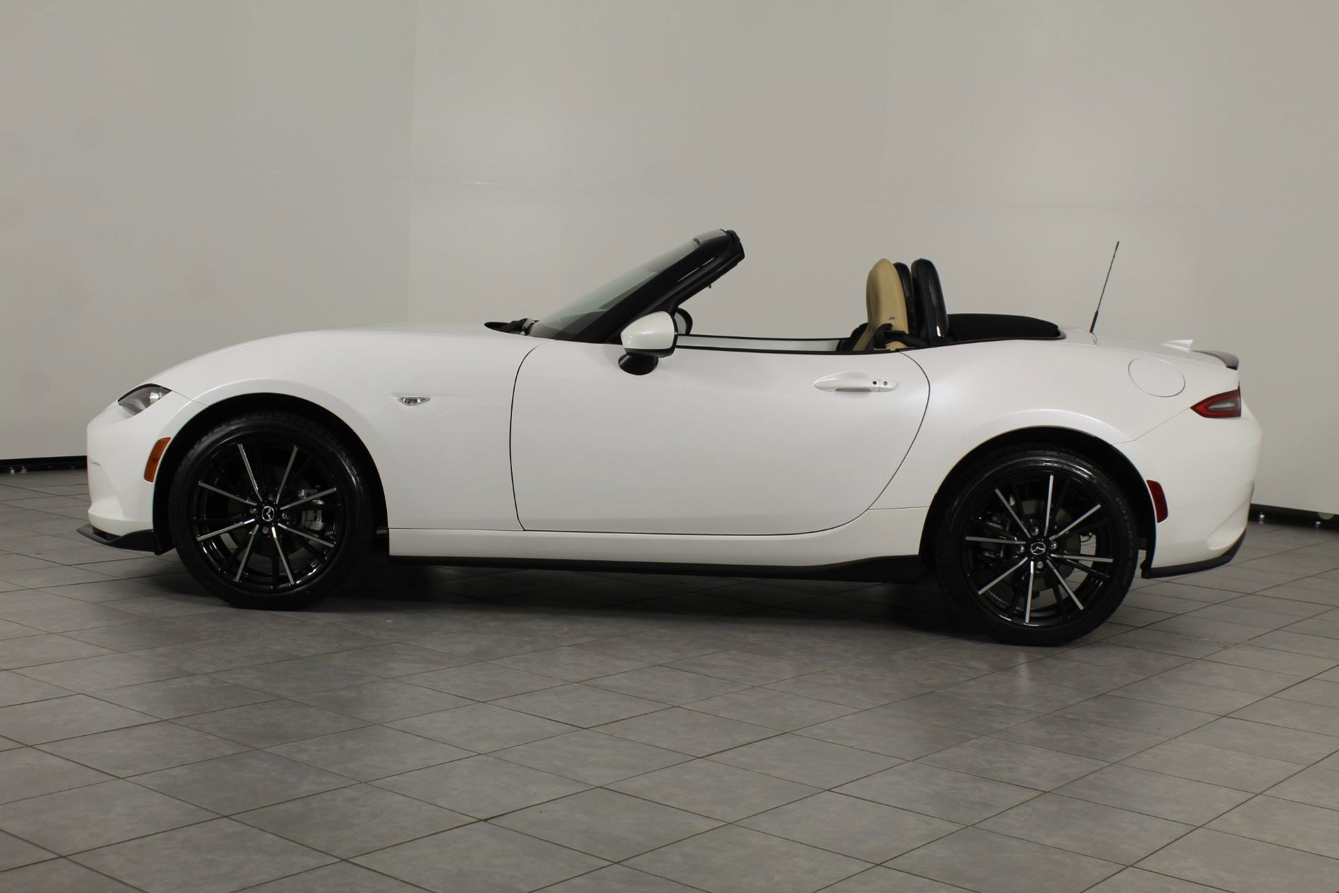 2025 Mazda MX-5 Miata Miata Grand Touring photo 2