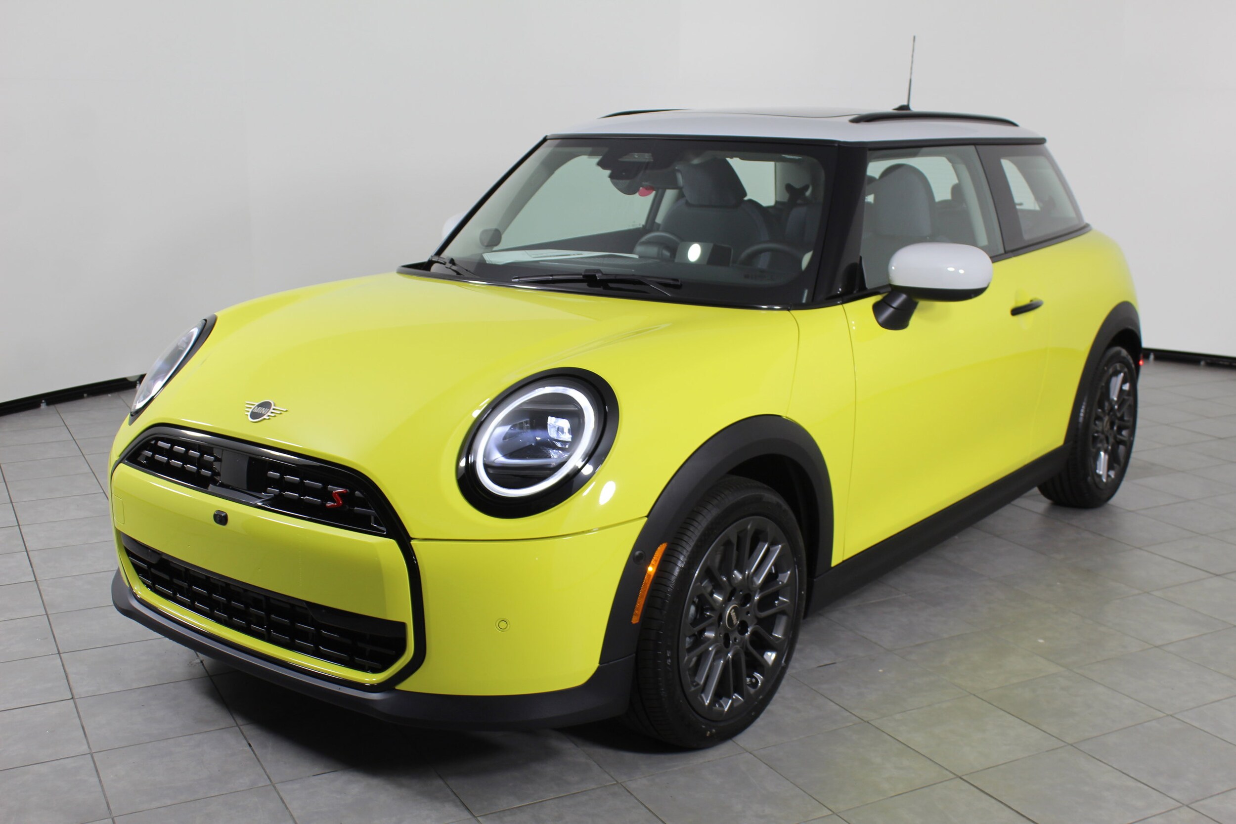 2025 Mini Cooper 2 Door Hardtop Iconic photo 4