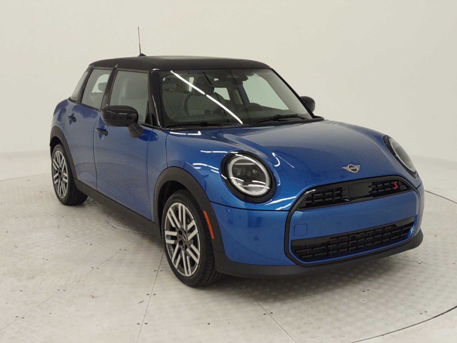 2025 Mini Cooper 4 Door Hardtop Signature photo 2