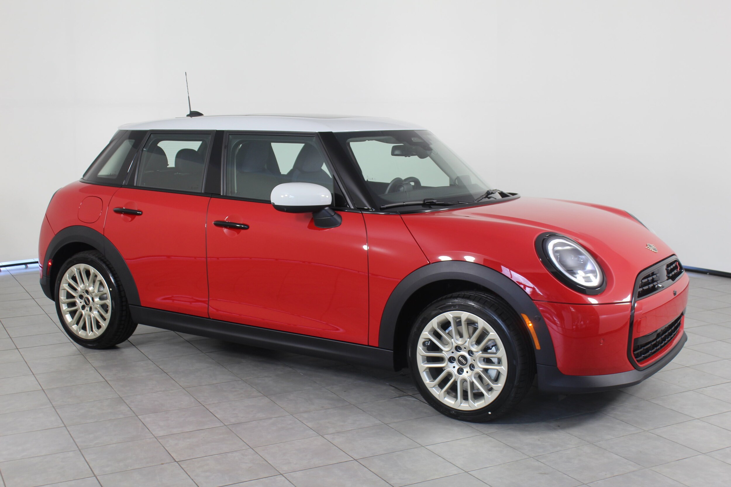 2025 Mini Cooper S Hardtop 4 Door Iconic photo 2