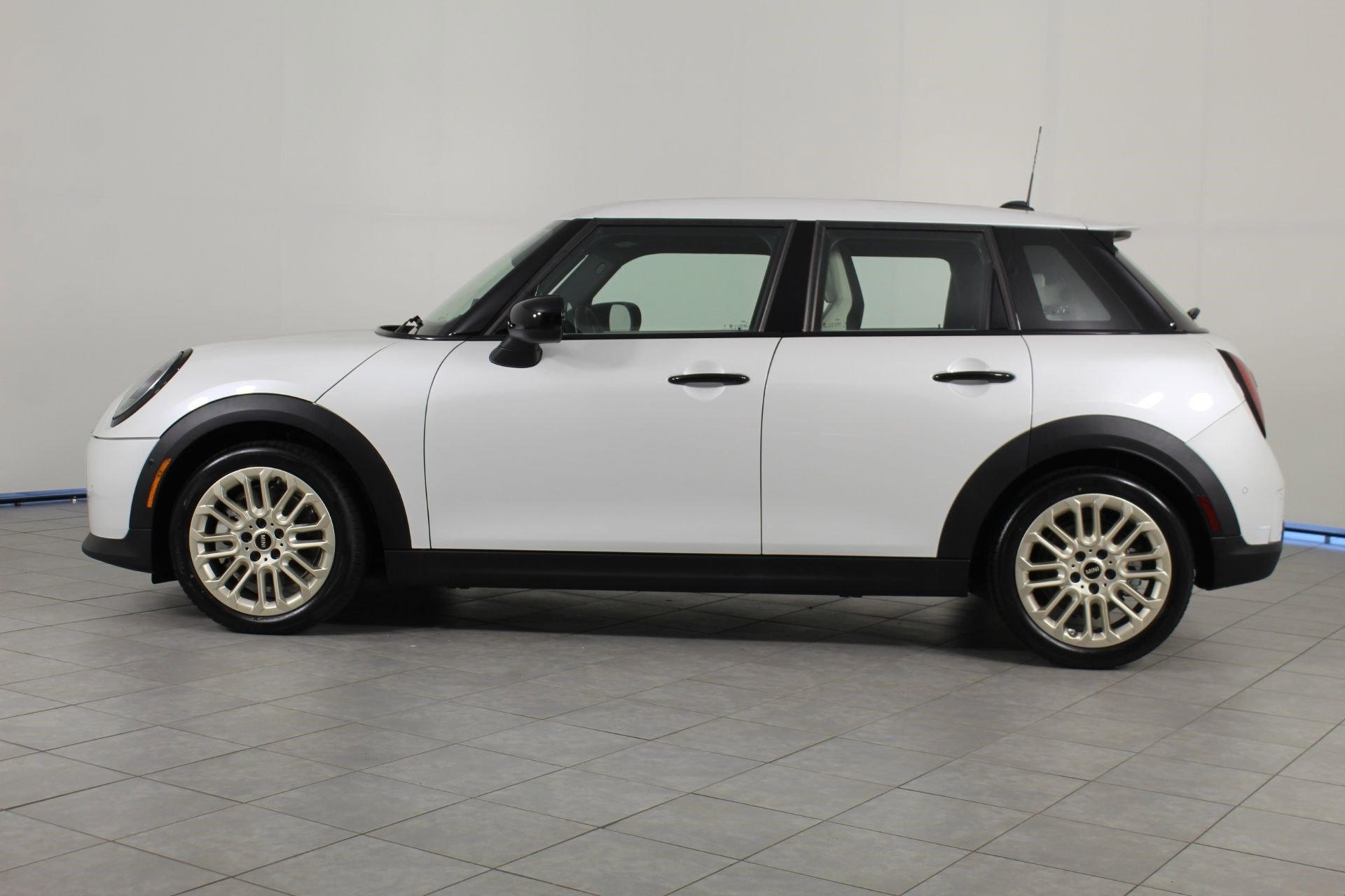 2025 Mini Cooper 4 Door Hardtop Signature photo 2