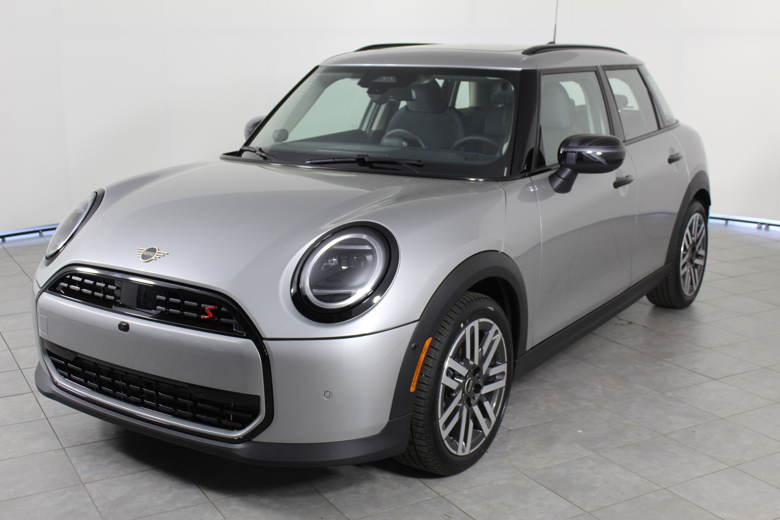 2025 Mini Cooper 4 Door Hardtop Iconic photo 4