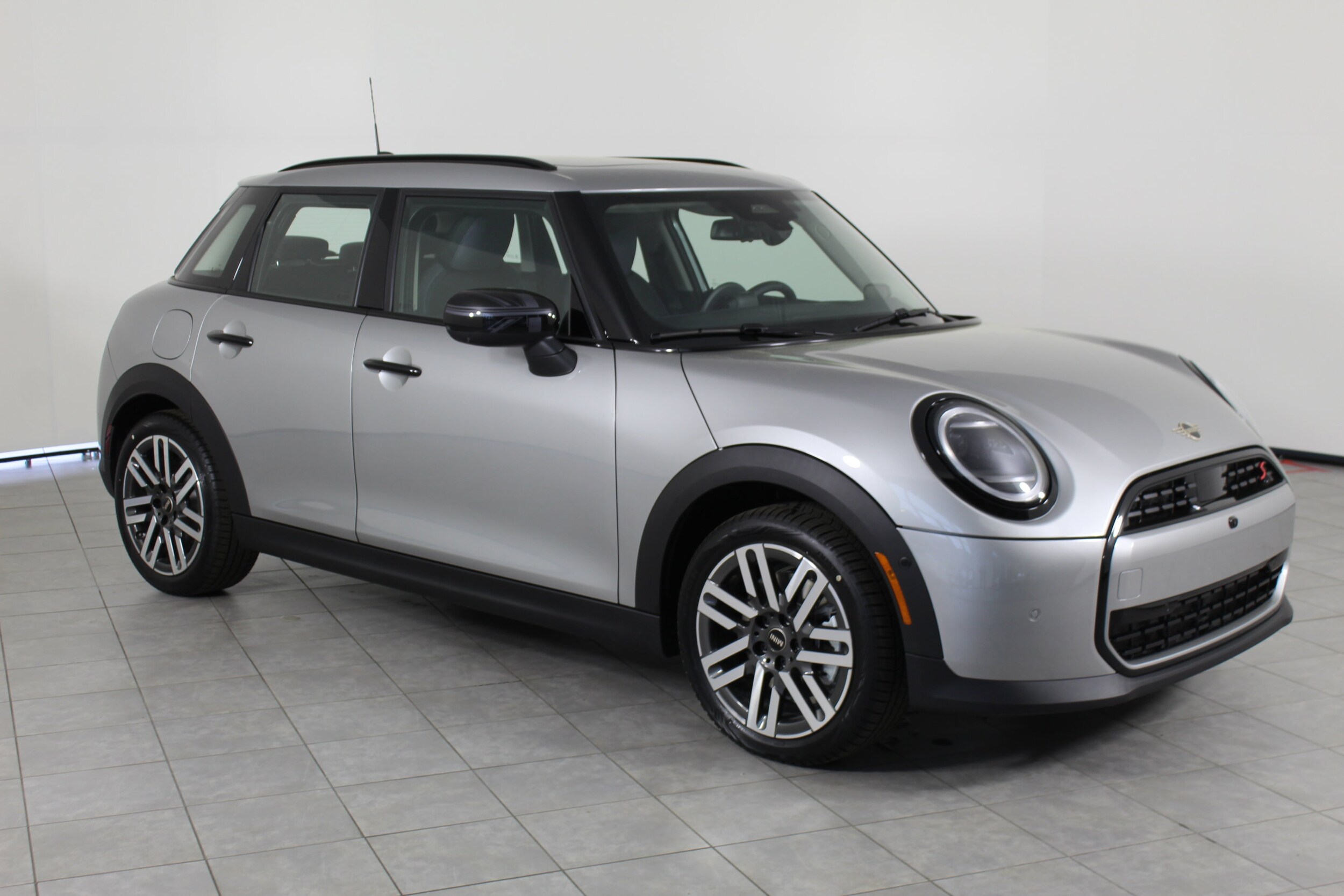 2025 Mini Cooper 4 Door Hardtop Iconic photo 2