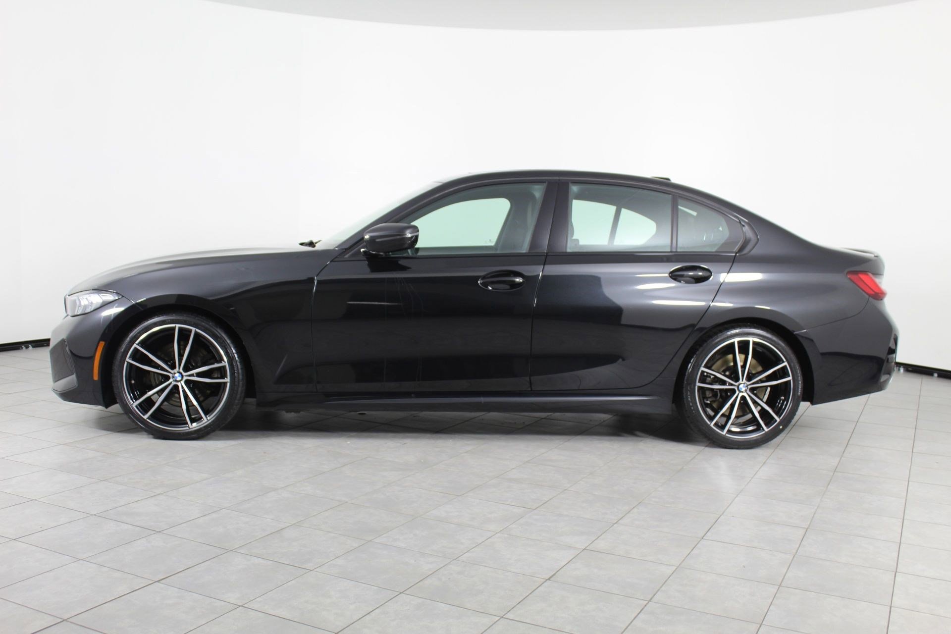 2023 Bmw 330i Sedan photo 2