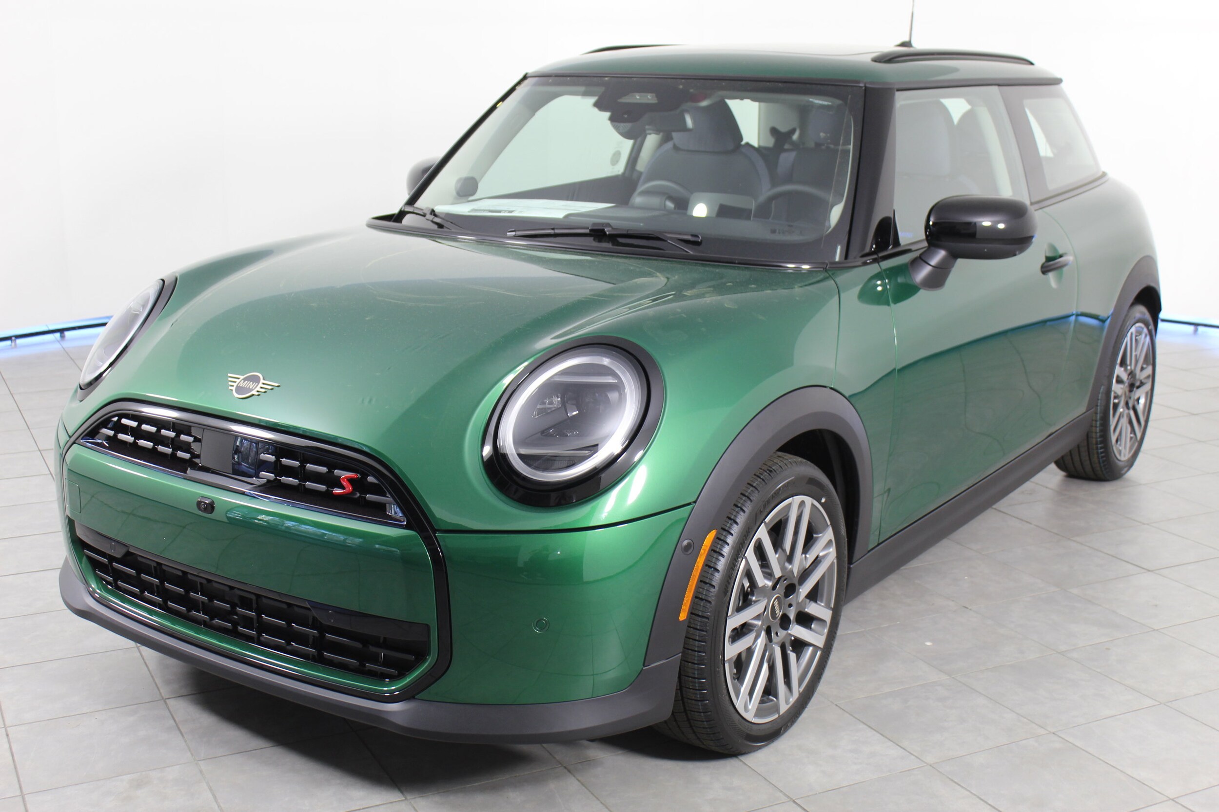 2025 Mini Cooper 2 Door Hardtop Iconic photo 4