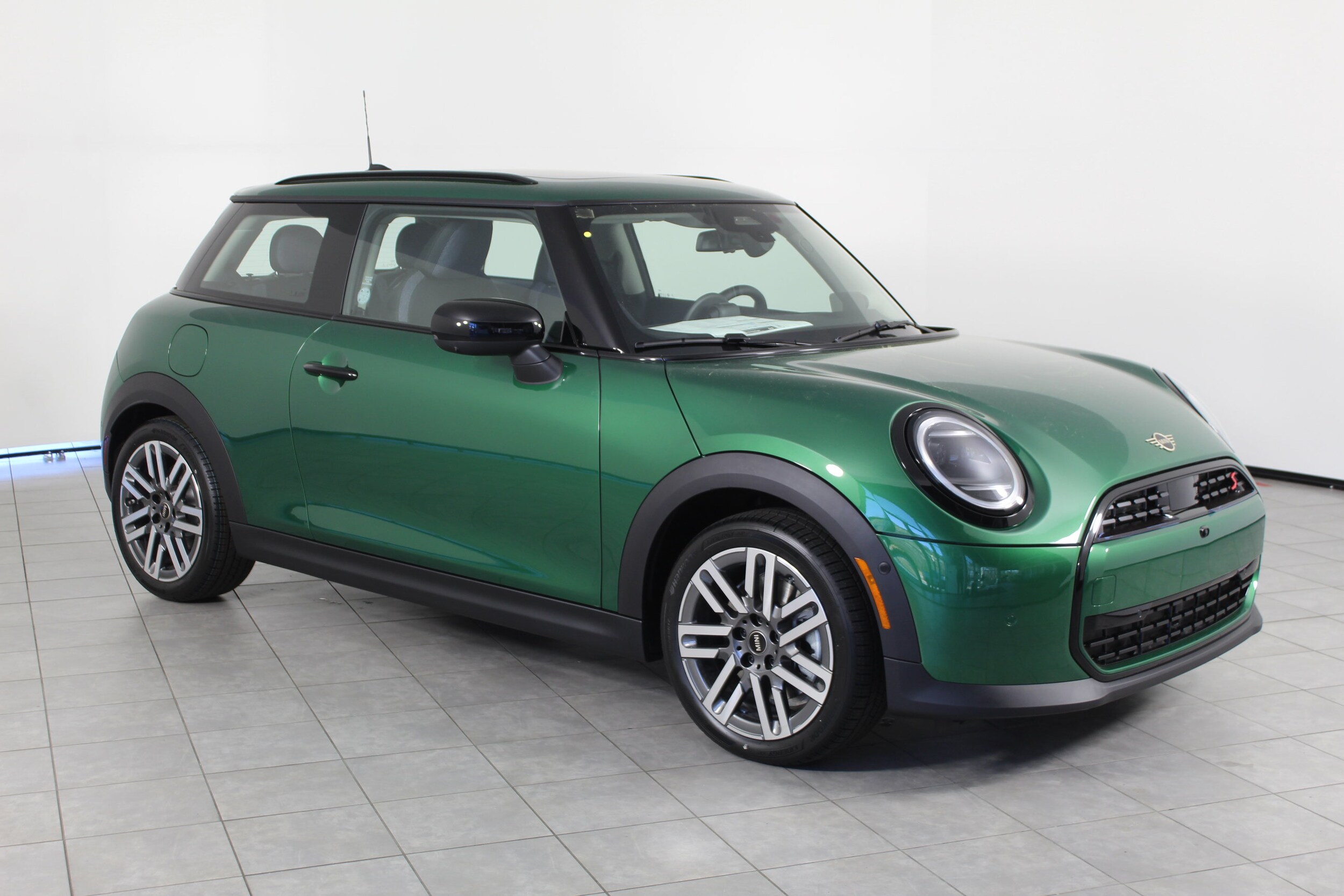 2025 Mini Cooper 2 Door Hardtop Iconic photo 2