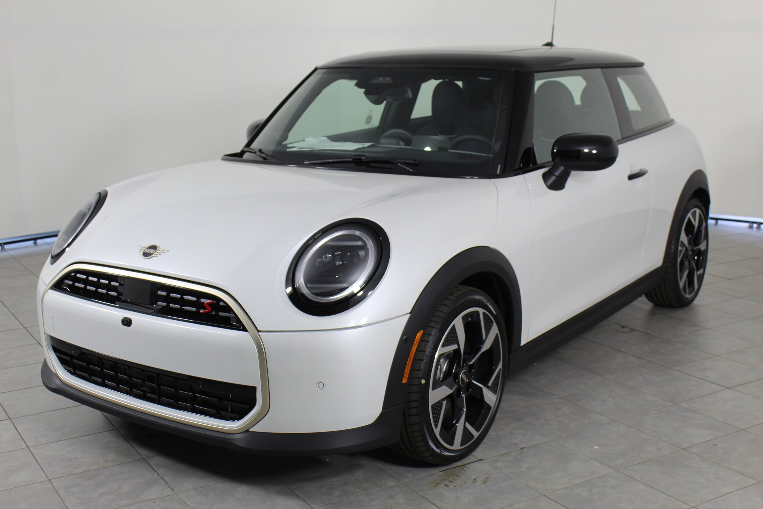 2025 Mini Cooper 2 Door Hardtop Iconic photo 4