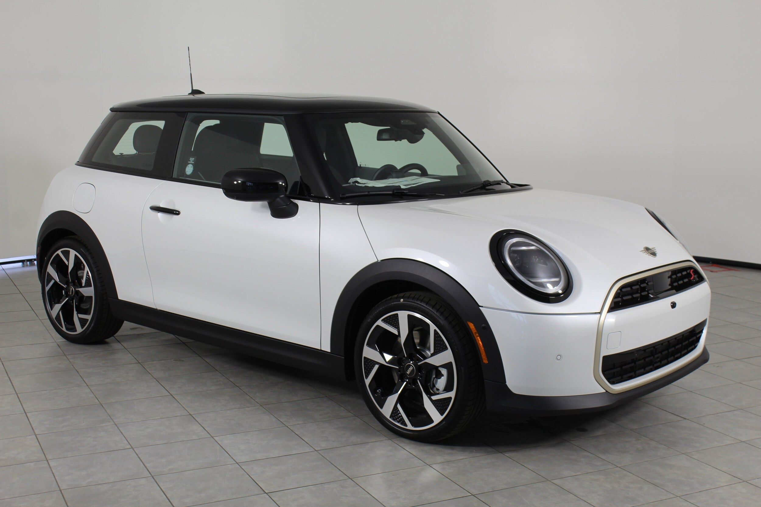 2025 Mini Cooper 2 Door Hardtop Iconic photo 2