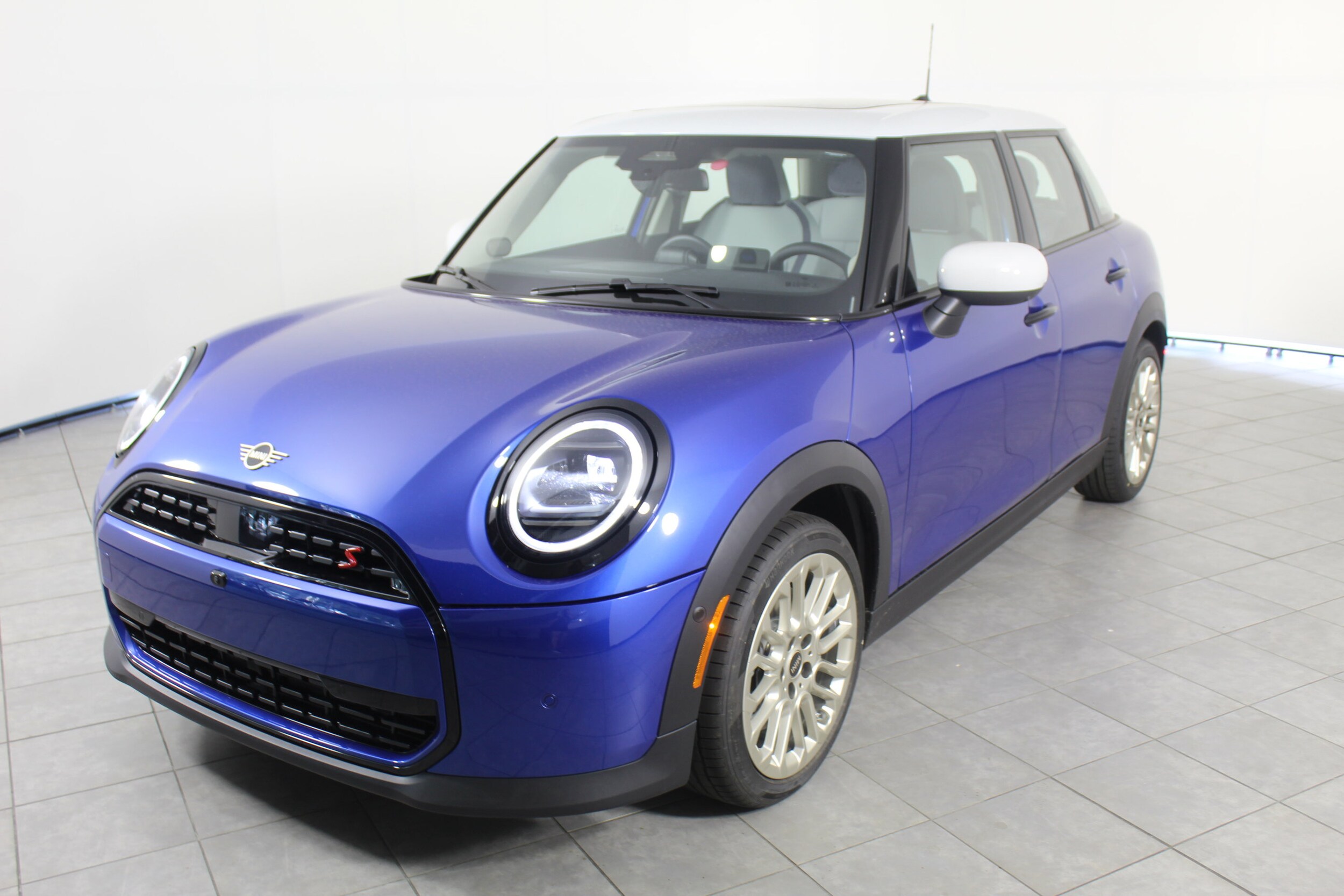2025 Mini Cooper S Hardtop 4 Door Iconic photo 4