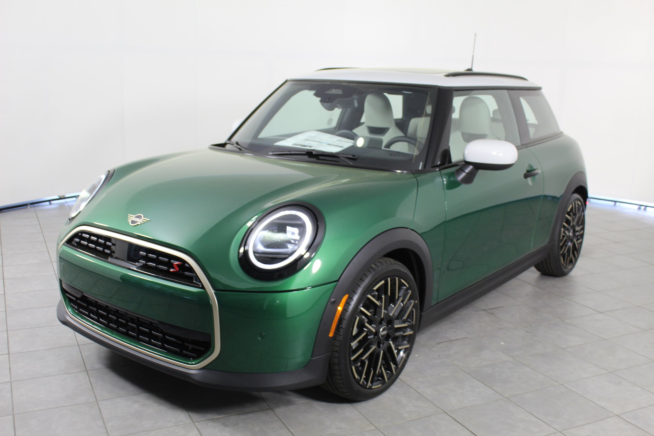 2025 Mini Cooper 2 Door Hardtop Signature photo 4
