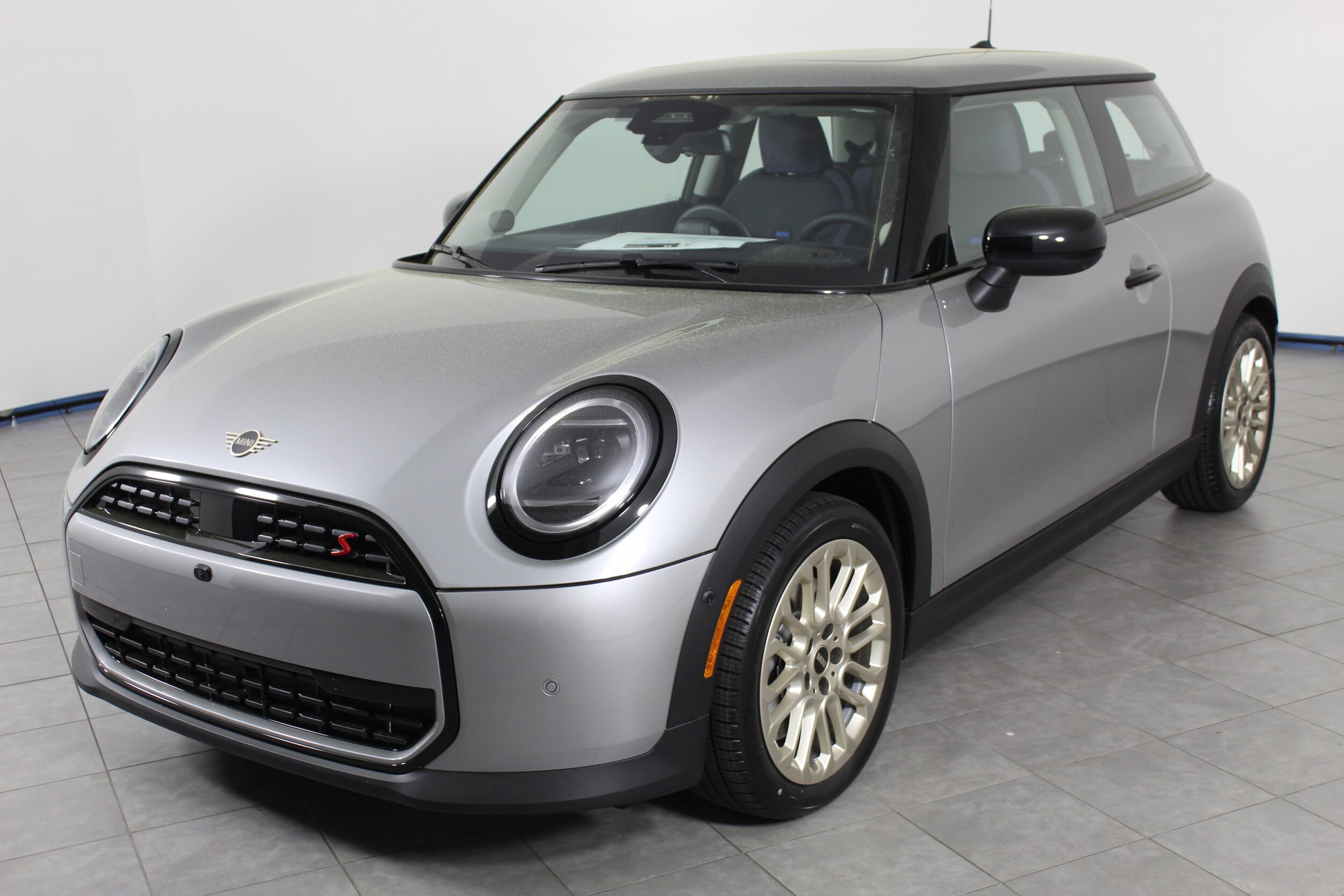 2025 Mini Cooper 2 Door Hardtop Iconic photo 4