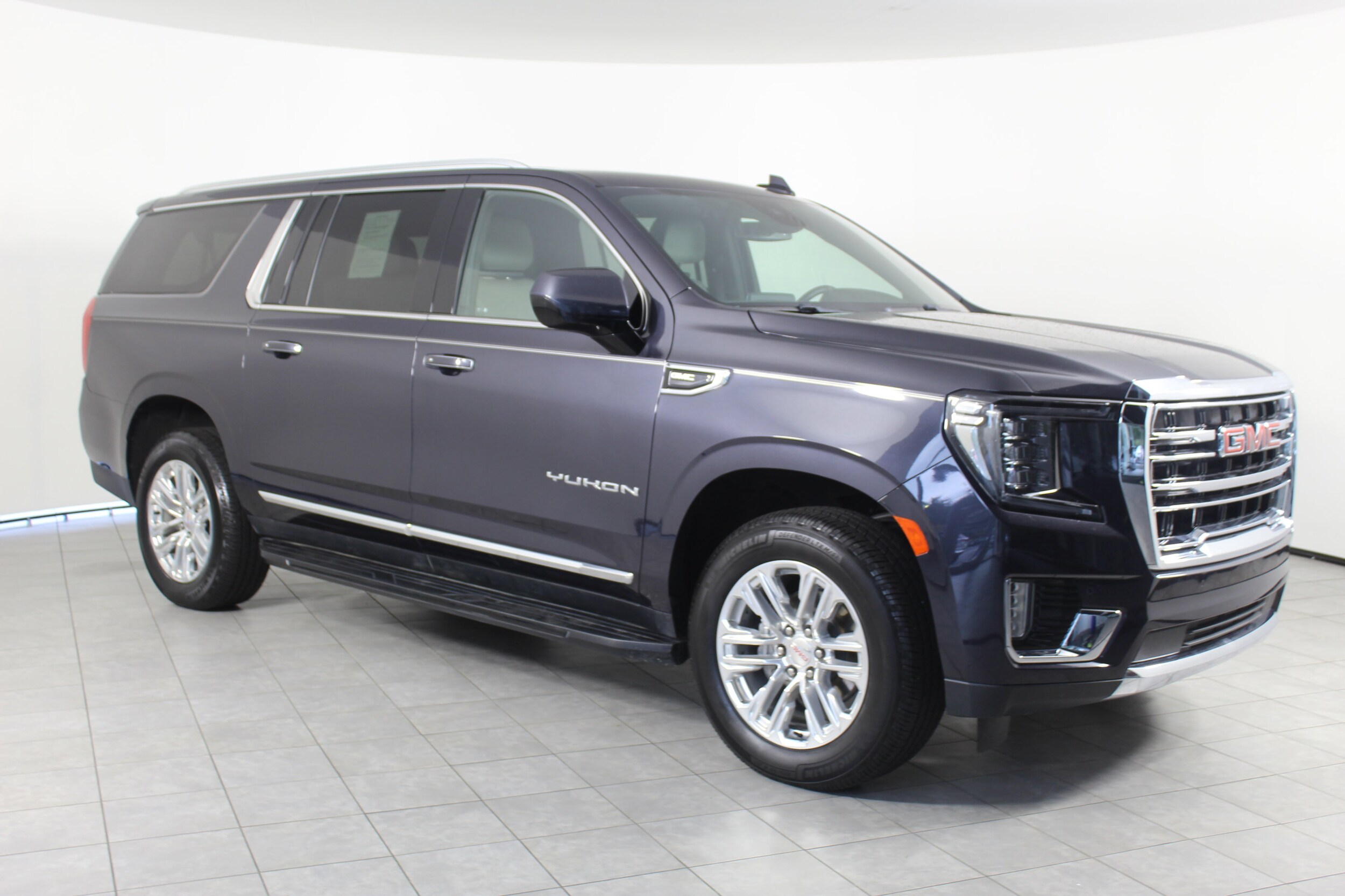 2023 Gmc Yukon XL SLT photo 2