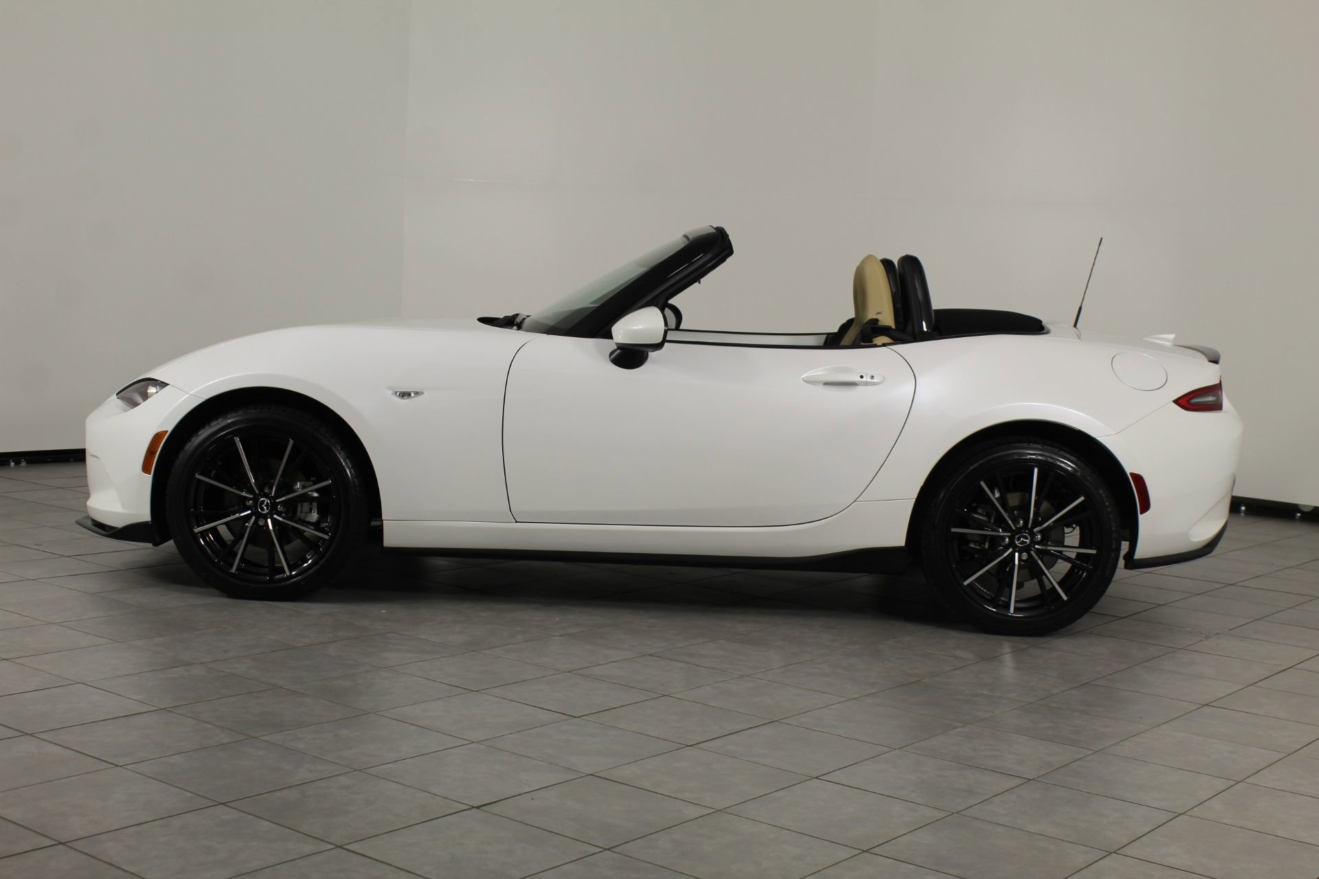 2025 Mazda MX-5 Miata Miata Grand Touring photo 2